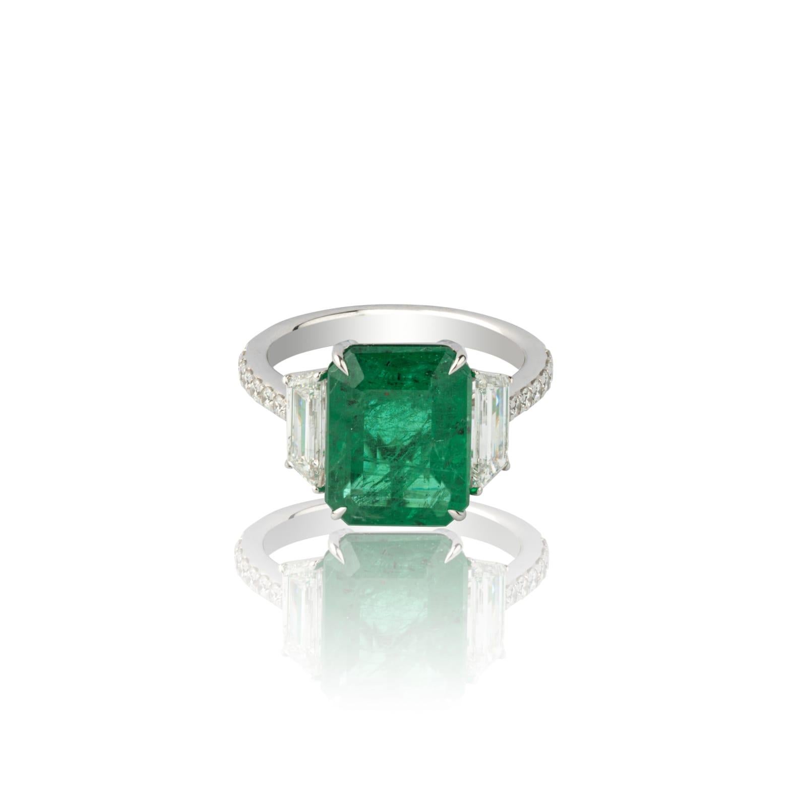 Natural emerald and natural diamond ring in 18k gold In New Condition For Sale In jaipur, IN
