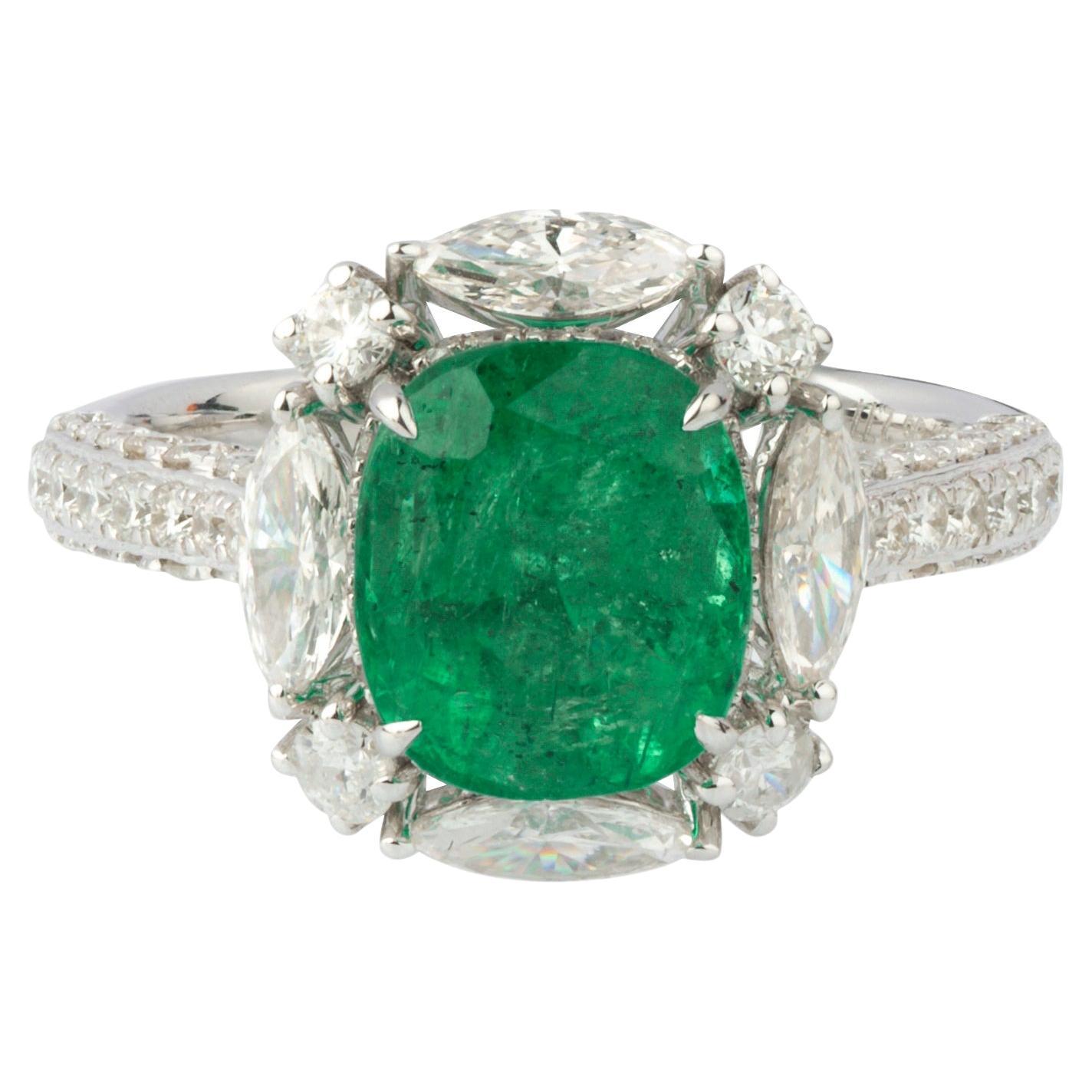 Natural emerald and natural diamond ring in 18k gold For Sale at 1stDibs