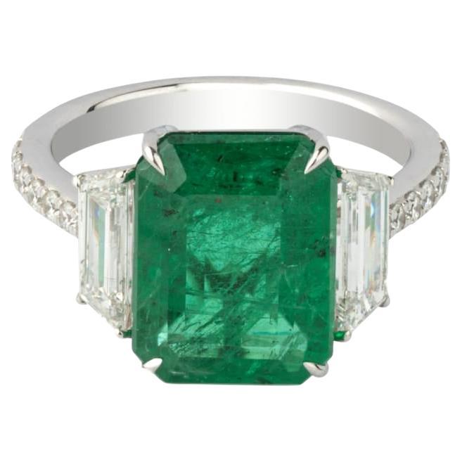 Natural emerald and natural diamond ring in 18k gold For Sale