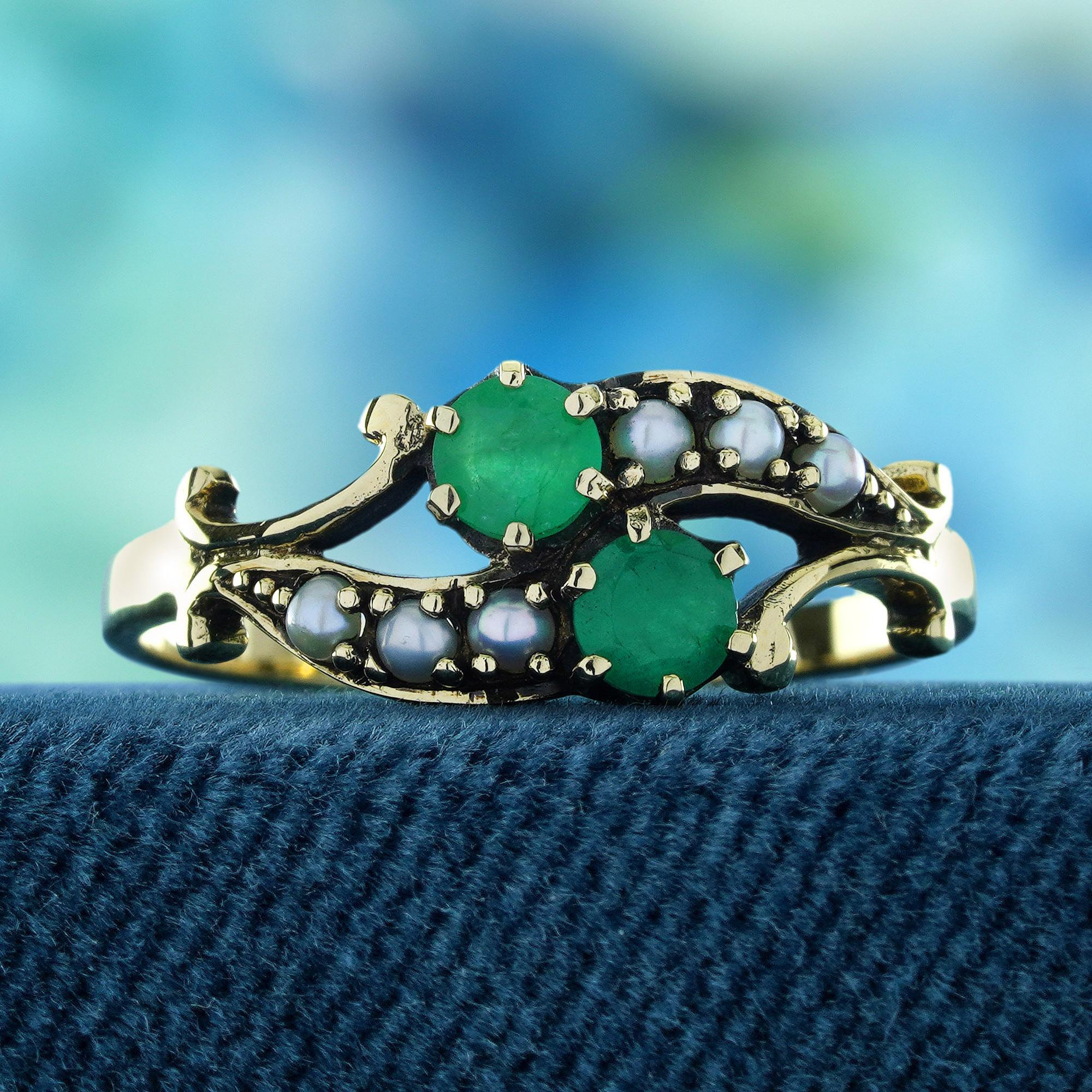 Unser Ring aus massivem Gelbgold mit einem natürlichen Smaragd und einer Perle ist ein zeitloses Schmuckstück, das die Essenz von Vintage-Eleganz einfängt. Dieser exquisite Ring zeigt zwei wunderschöne runde Smaragde, die in der Mitte ineinander