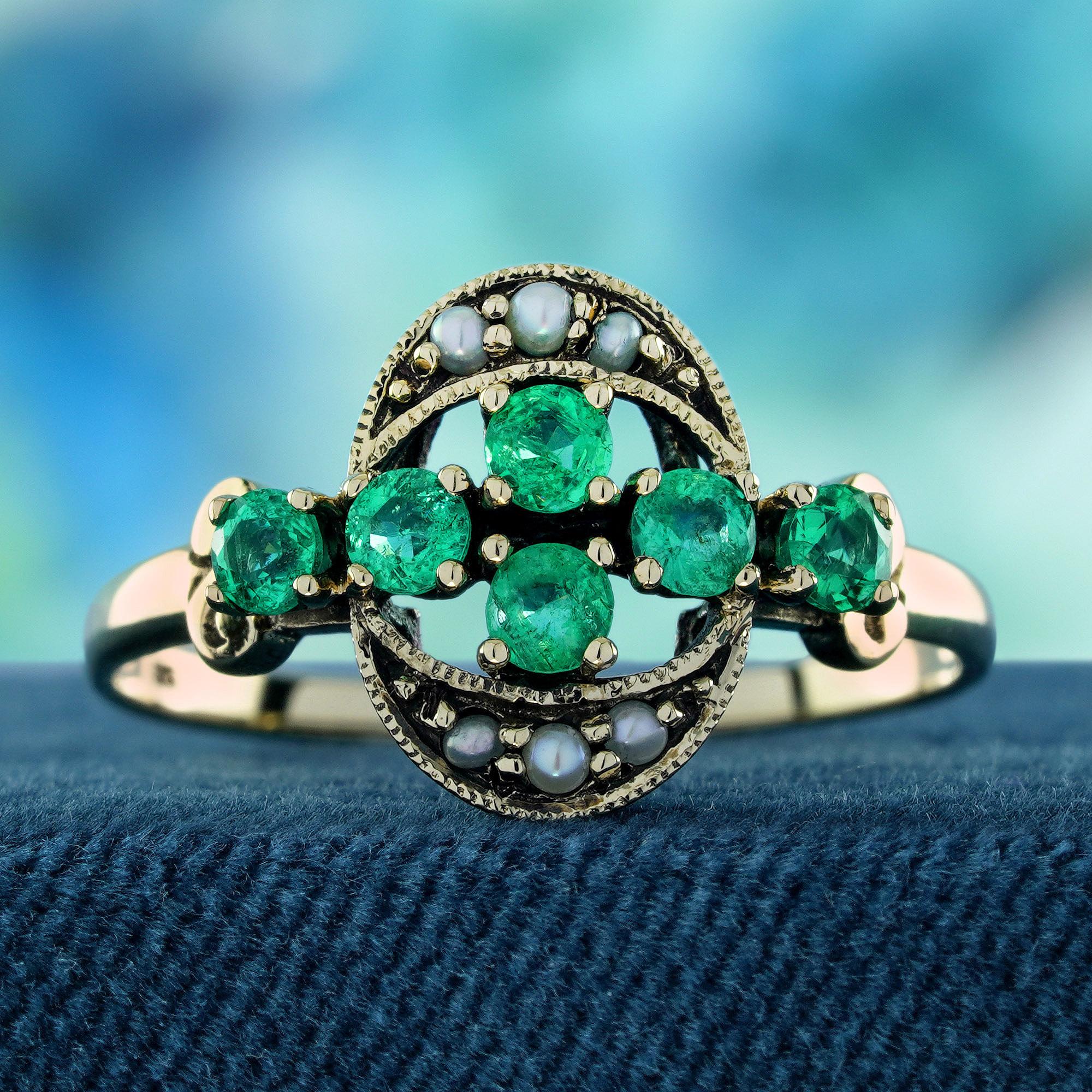 Umarmen Sie zeitlose Eleganz mit unserem Cluster-Ring mit natürlichem Smaragd und Perle im Vintage-Stil aus massivem 9K Gelbgold. 
Dieser exquisite Ring präsentiert eine harmonische Mischung aus einem leuchtenden natürlichen Smaragd, Lumin und