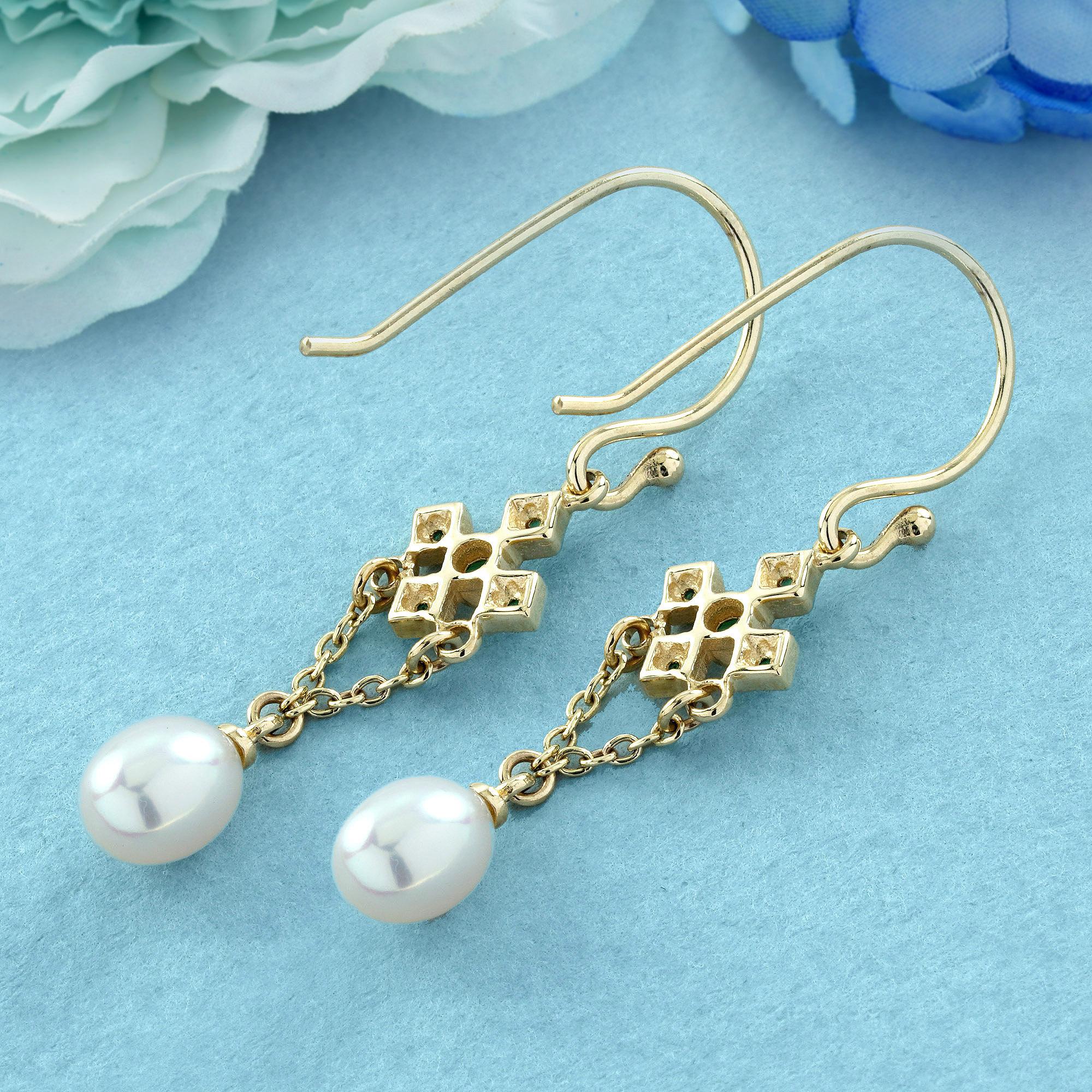 Pendientes de gota estilo vintage de esmeralda natural y perla en oro amarillo de 9 quilates Corte redondo en venta