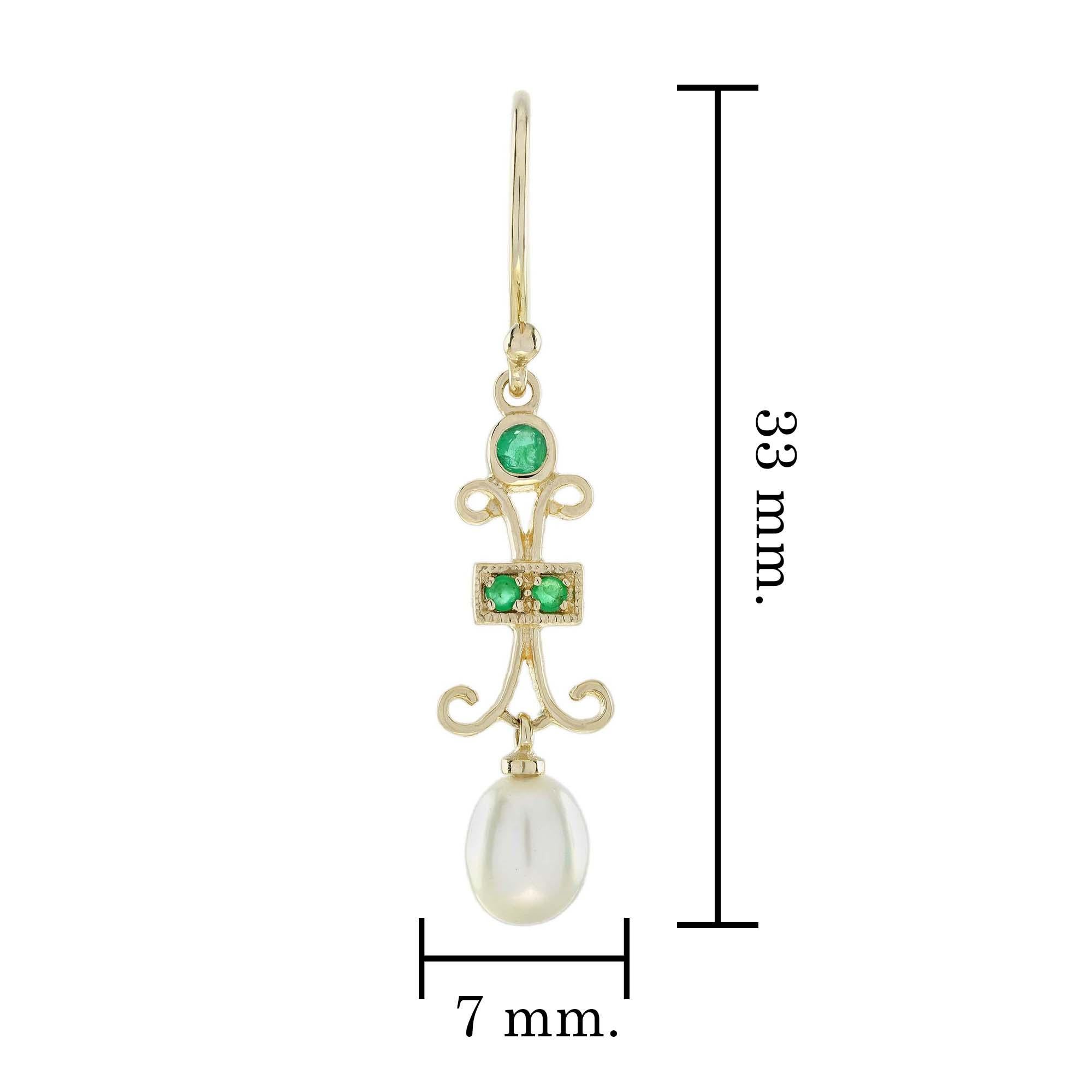 Natural Emerald and Pearl Vintage Style Drop Earrings in 9K Yellow Gold In New Condition For Sale In Bangkok, TH