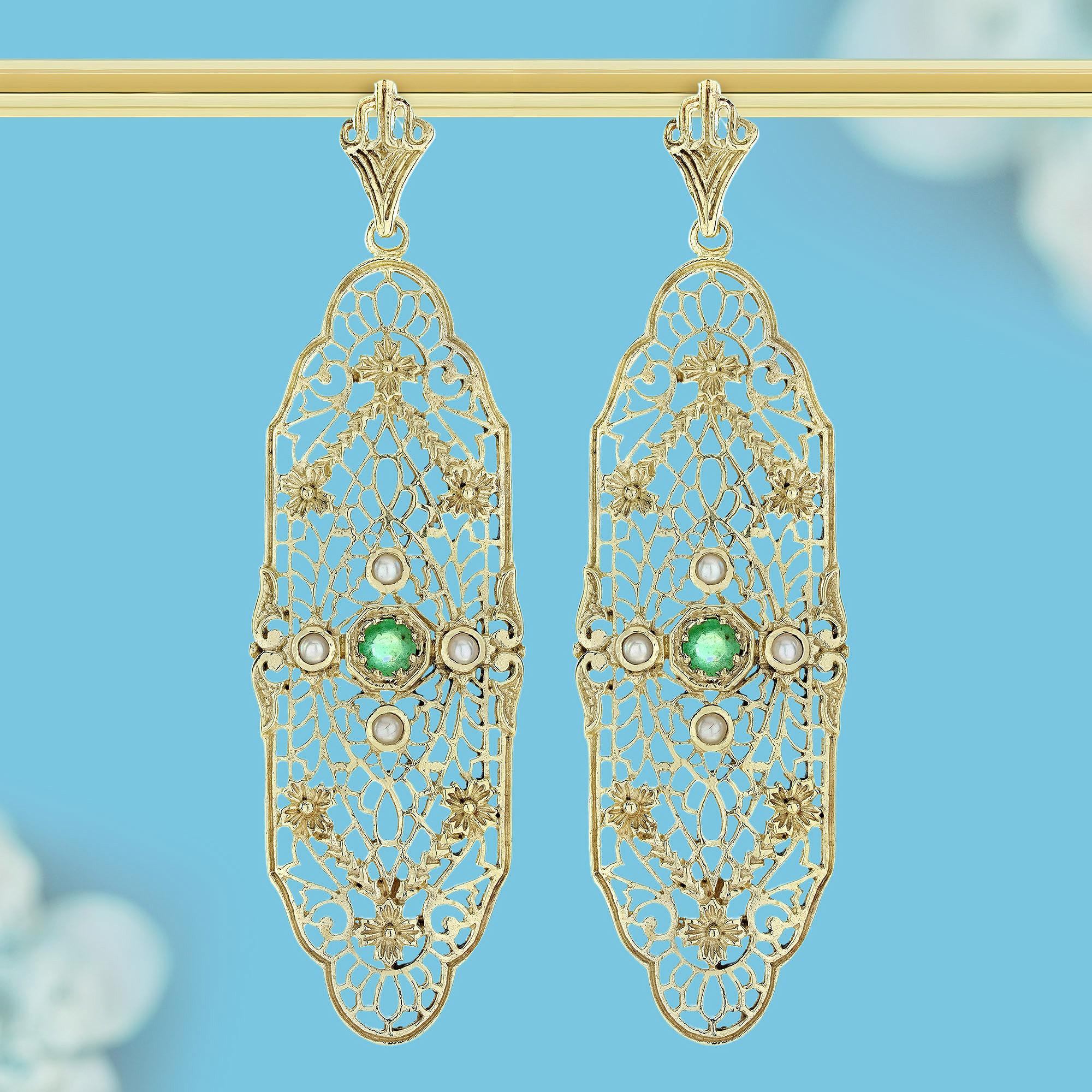 Erhöhen Sie Ihre Eleganz mit diesen filigranen Tropfenohrringen mit natürlichem Smaragd und Perle im Vintage-Stil. Diese Ohrringe mit ihren leuchtenden Smaragden und den leuchtenden Perlen bestechen durch ihre filigrane Handwerkskunst, die ihnen