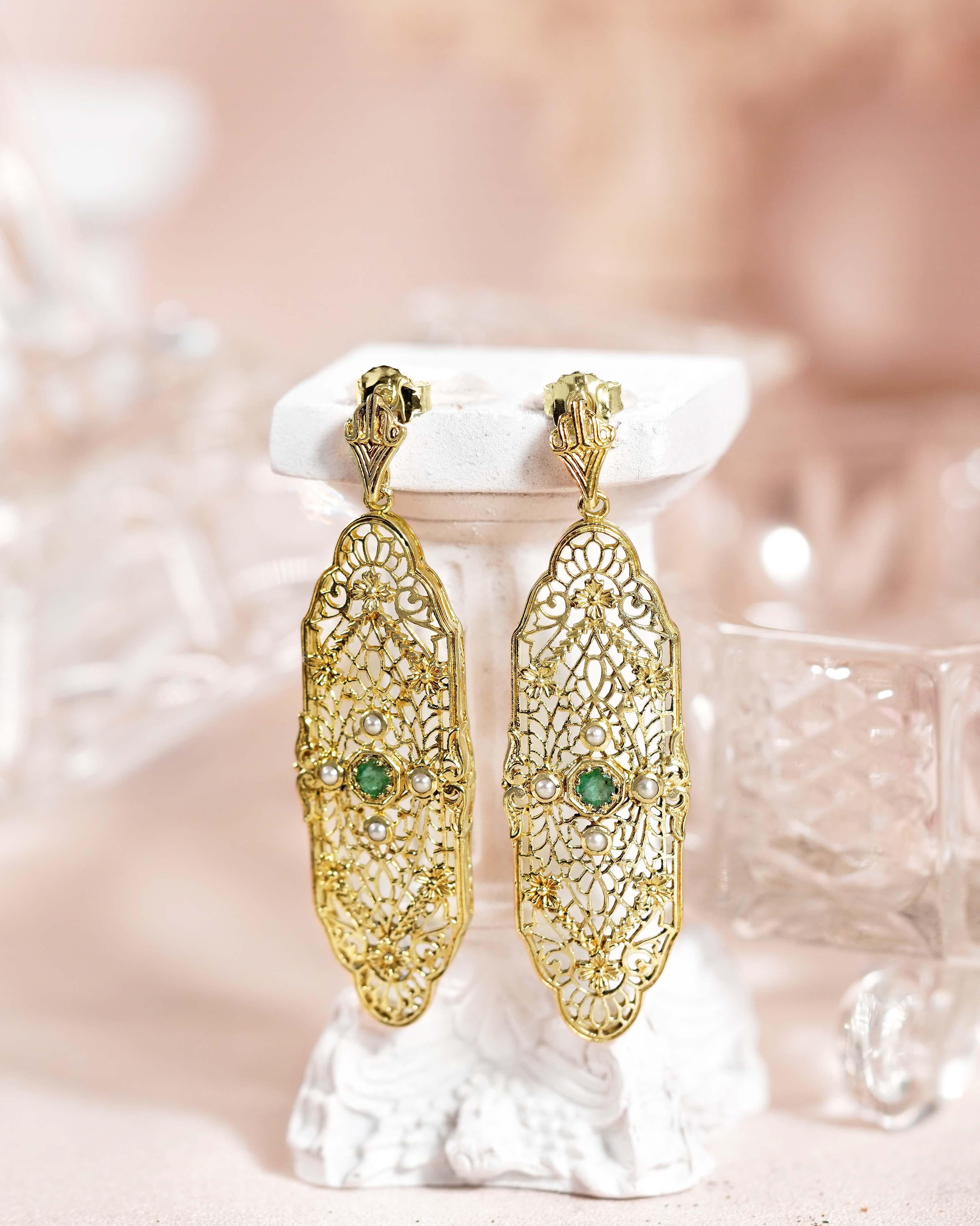 Filigrane Ohrringe aus 9 Karat Gelbgold mit natürlichem Smaragd und Perle im Vintage-Stil Damen im Angebot