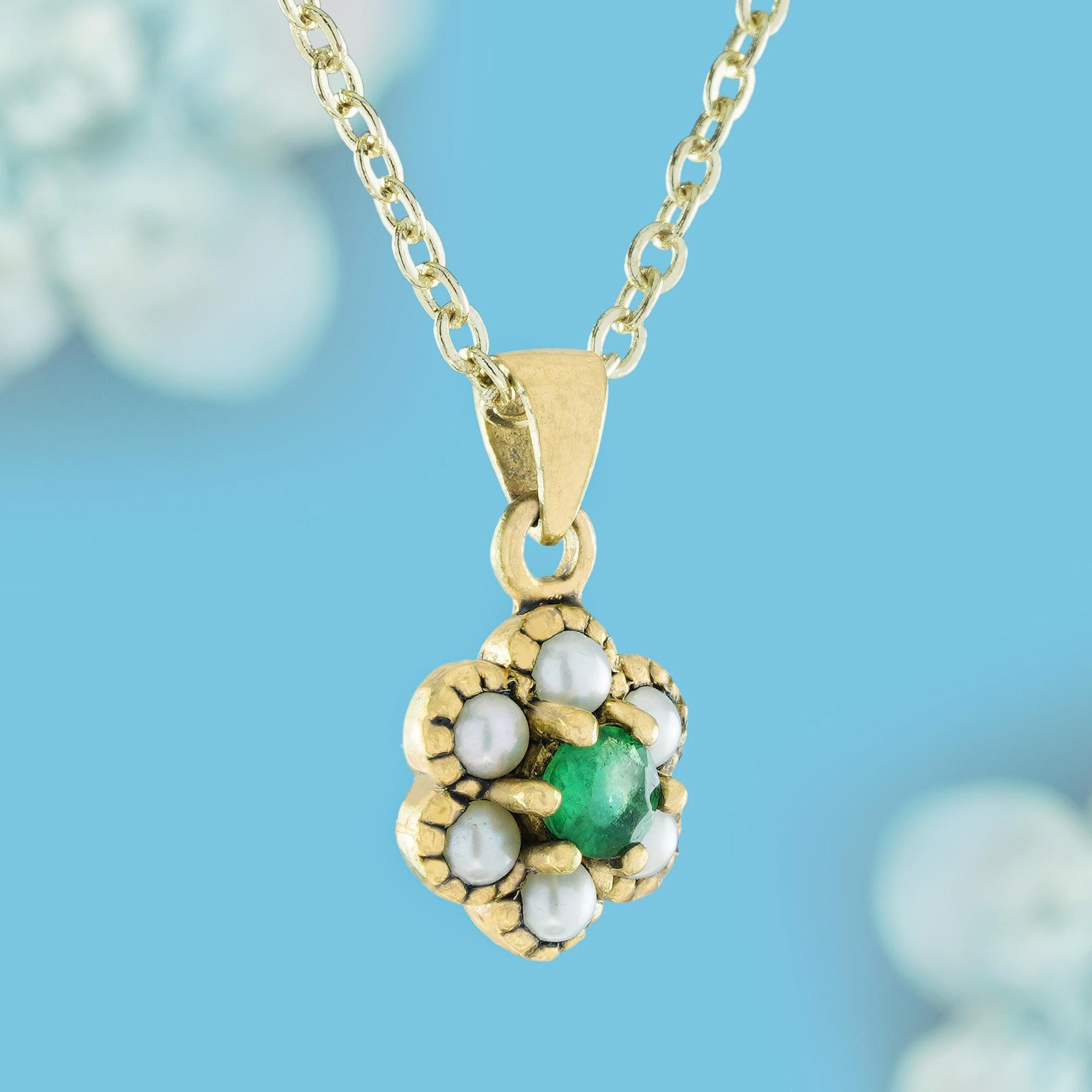 Natürlicher floraler Smaragd- und Perlen-Cluster-Anhänger im Vintage-Stil aus massivem 9K Gold (Edwardian) im Angebot