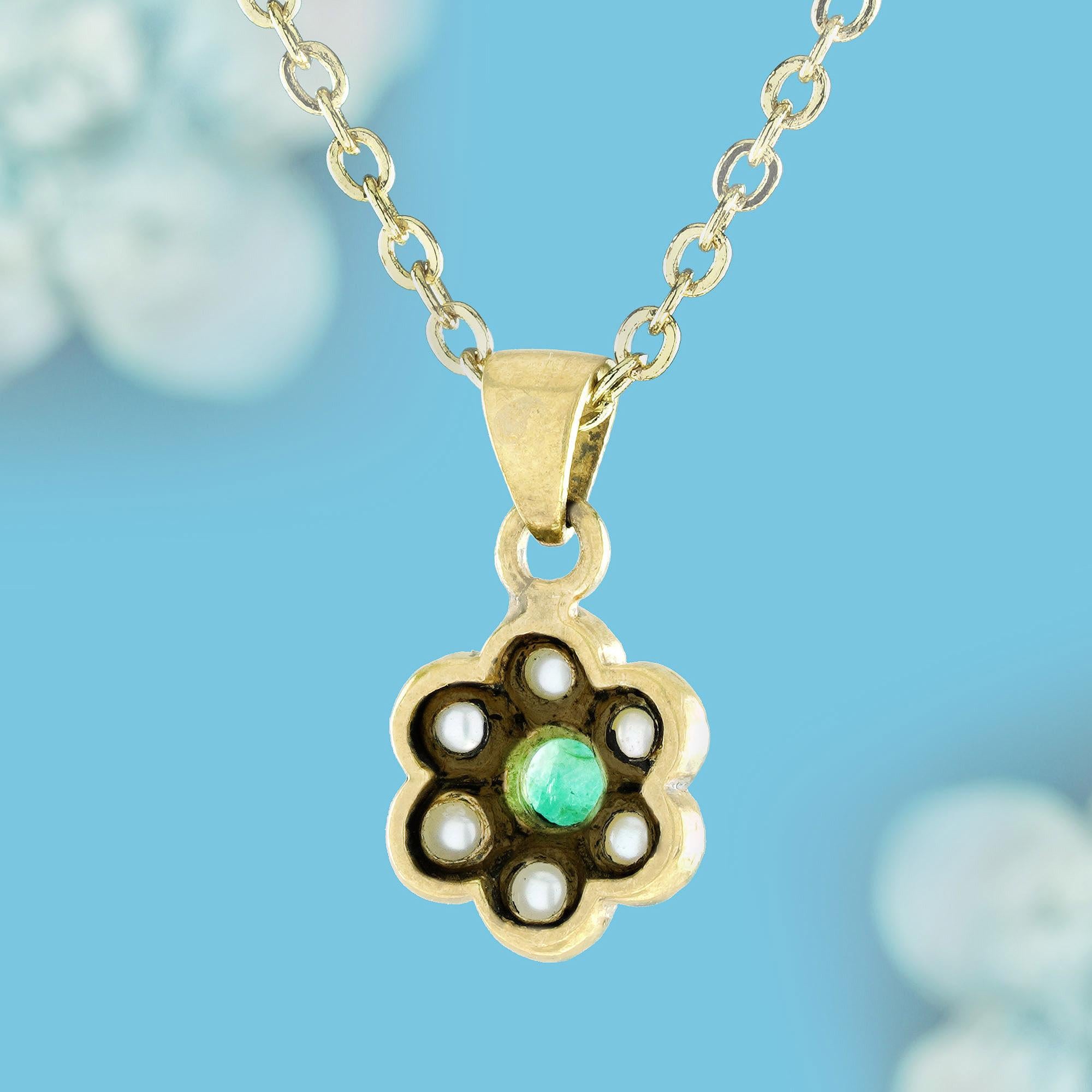 Natürlicher floraler Smaragd- und Perlen-Cluster-Anhänger im Vintage-Stil aus massivem 9K Gold (Rundschliff) im Angebot