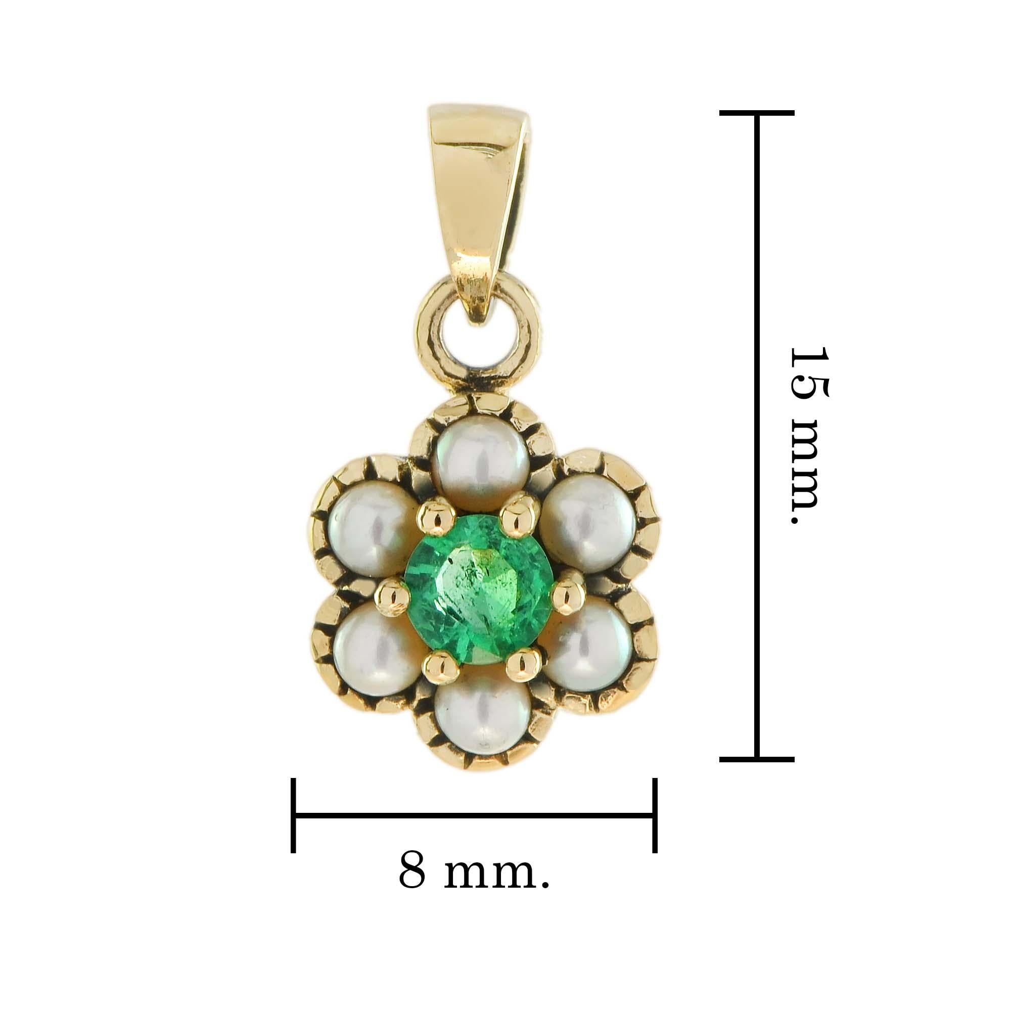 Natürlicher floraler Smaragd- und Perlen-Cluster-Anhänger im Vintage-Stil aus massivem 9K Gold im Zustand „Neu“ im Angebot in Bangkok, TH