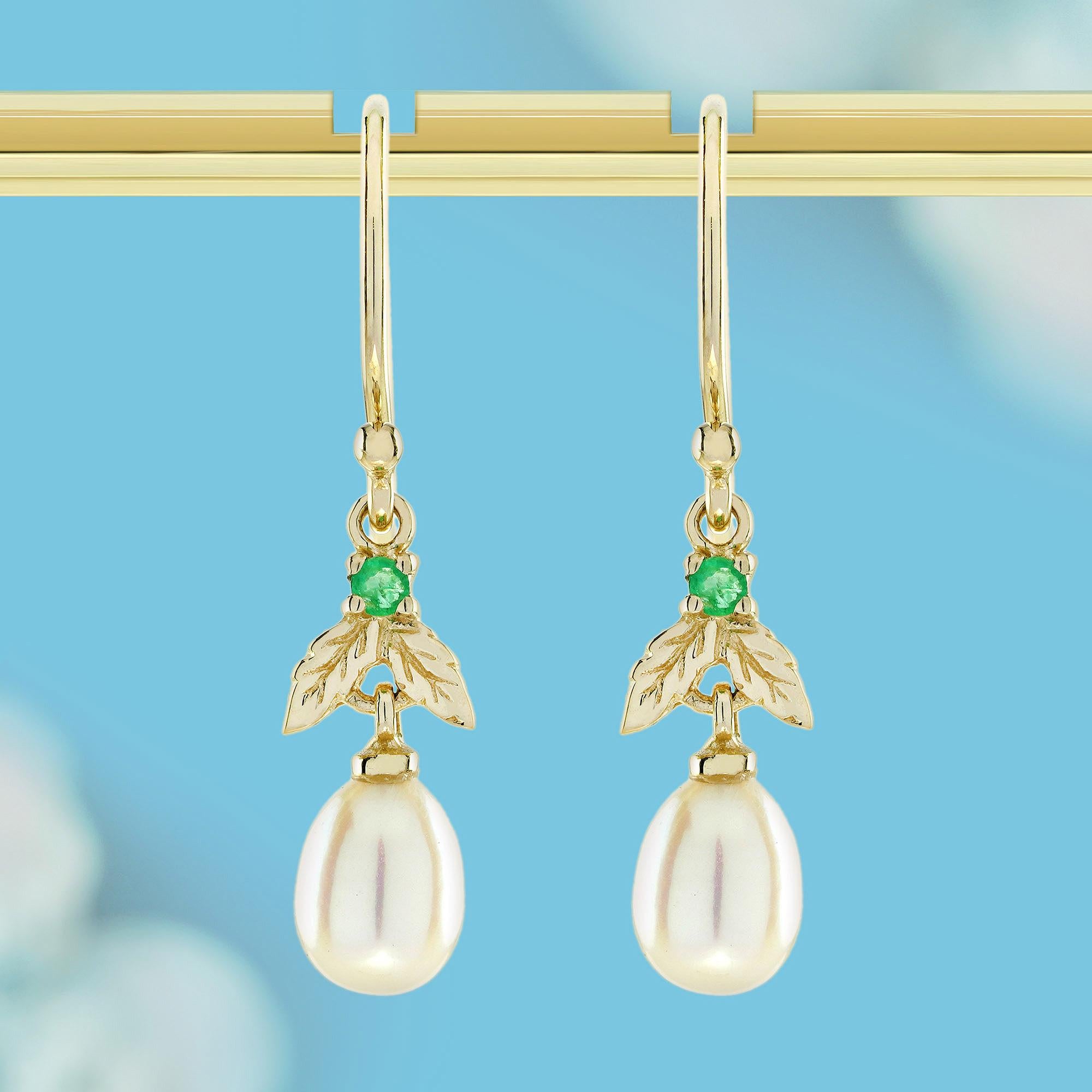 Diese Ohrringe im Vintage-Stil sind zeitlos elegant und bestechen durch ihre Kombination aus klassischen Elementen und natürlichen Motiven. Das Herzstück jedes Ohrrings ist ein Smaragd, der in einer Goldfassung eingebettet ist und Luxus und