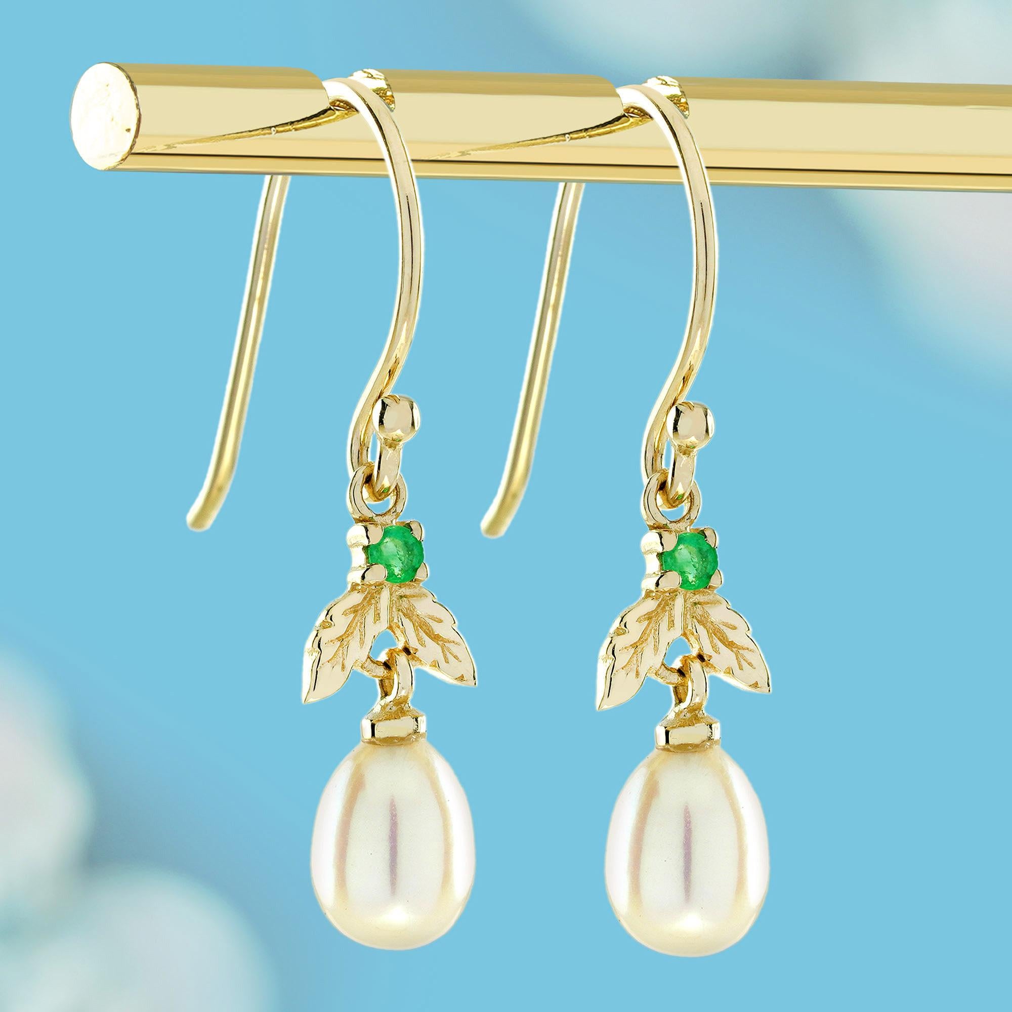 Natürlicher Smaragd und Perle Vintage-Blumen im Vintage-Stil  Ohrringe aus 9K Gelbgold (Edwardian) im Angebot