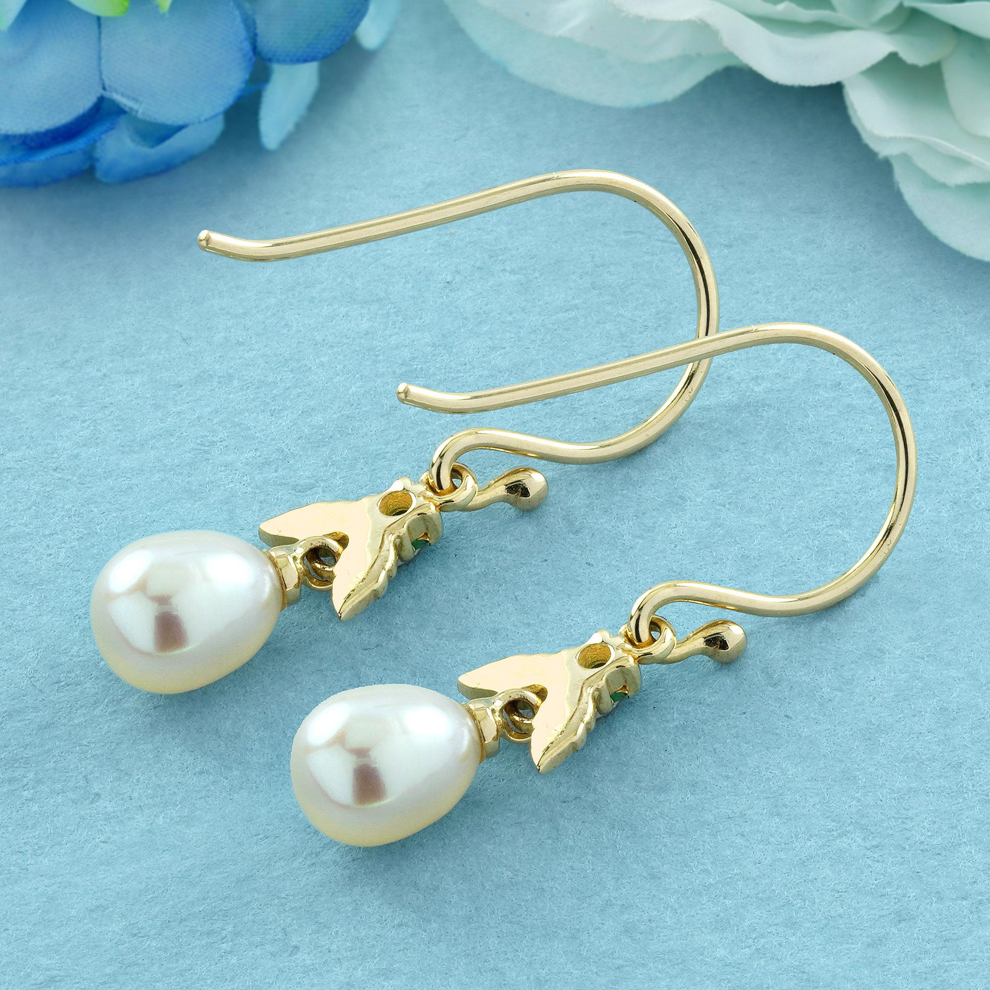 Natürlicher Smaragd und Perle Vintage-Blumen im Vintage-Stil  Ohrringe aus 9K Gelbgold (Smaragdschliff) im Angebot