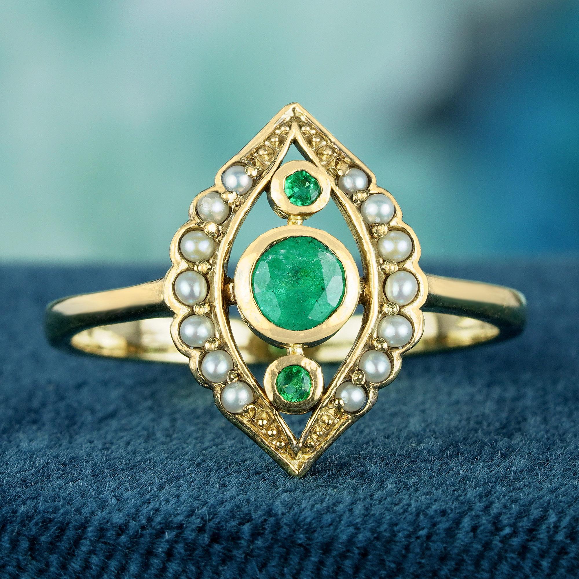 Dieser aus strahlendem Gelbgold gefertigte Ring zeigt drei kaskadenförmige Smaragde in der Mitte, die von zwei kleineren runden Smaragden flankiert werden. Der ovale Rahmen des Bandes wird von kaskadenförmigen runden Perlen auf jeder Seite umgeben,