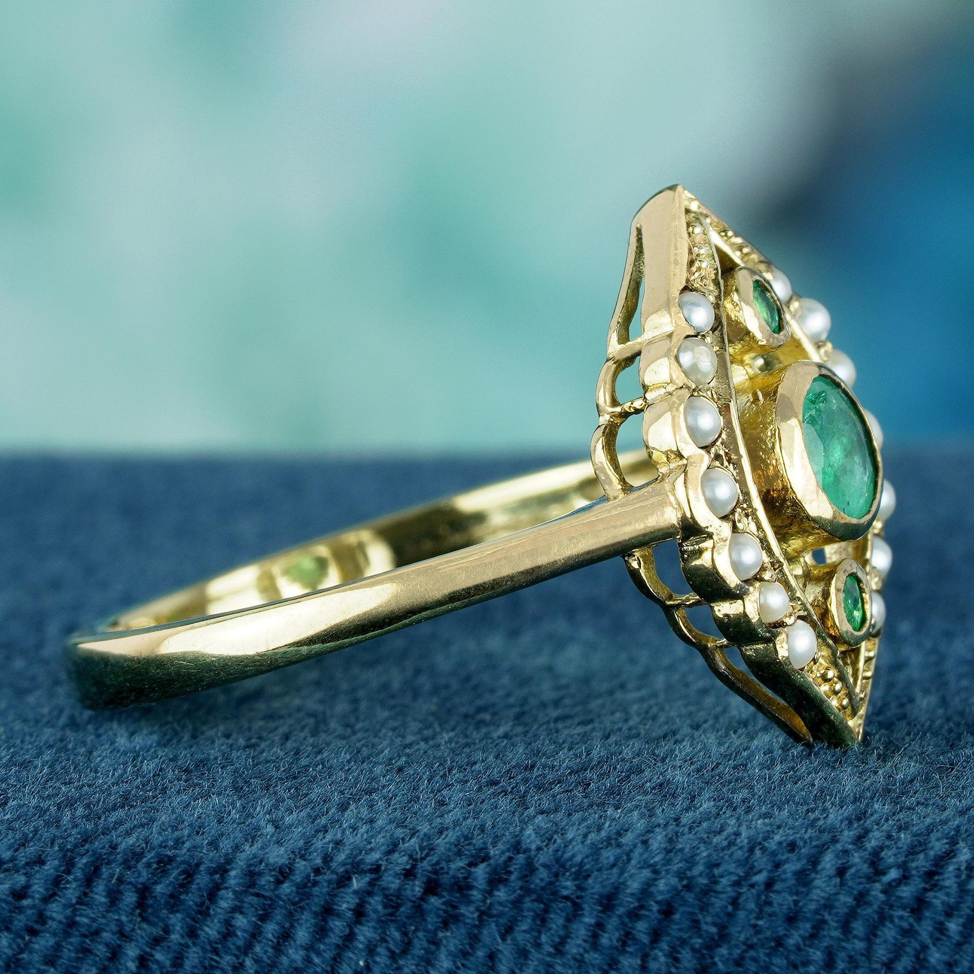 Taille ronde Bague à trois pierres en or jaune 9 carats, style vintage, avec émeraude naturelle et perle en vente
