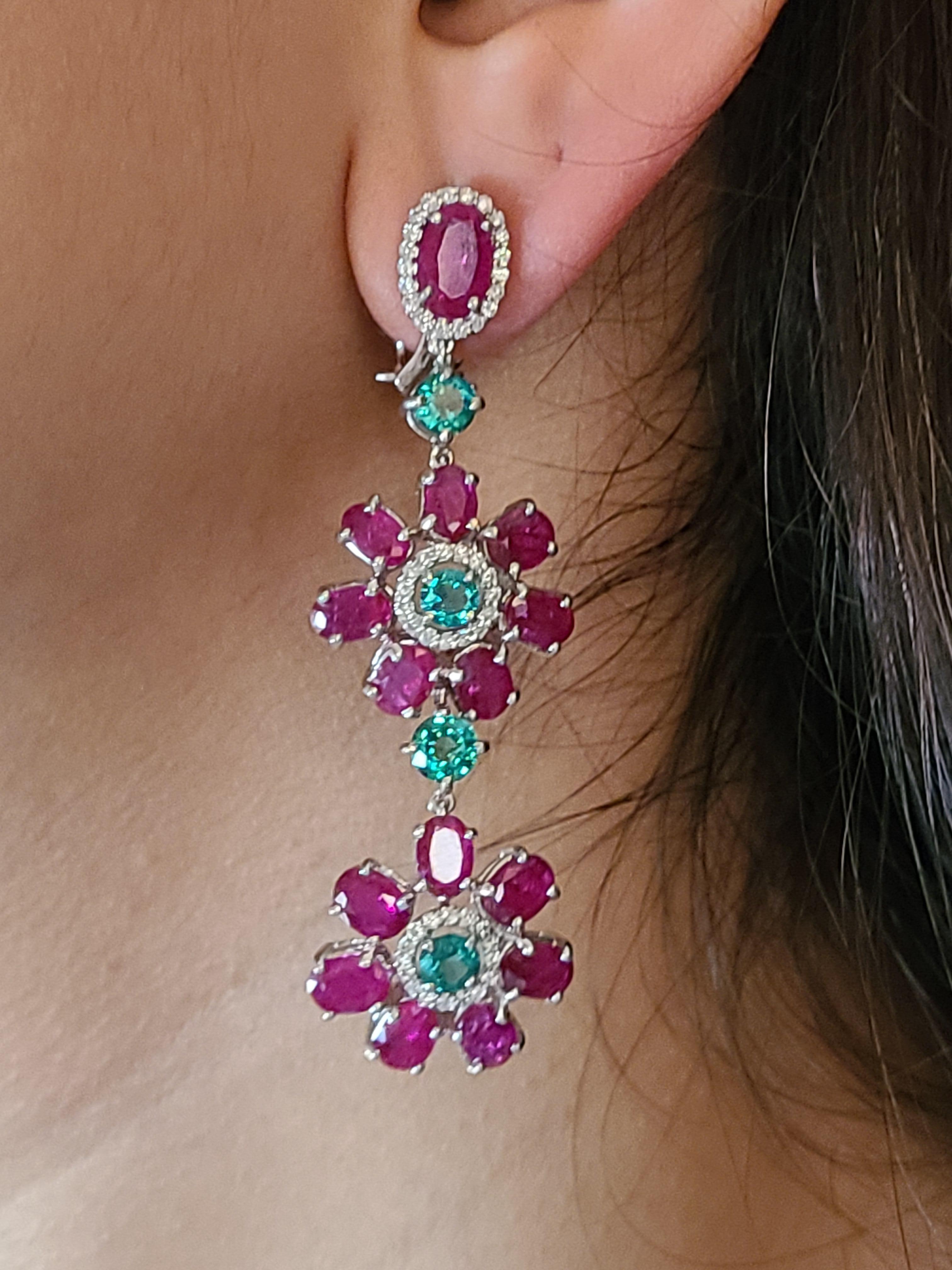 Eine schöne und moderne lange Ohrringe mit natürlichen Smaragd und un-heat Rubin mit Diamanten in 18k Weißgold. Das Gewicht der Smaragde beträgt 3,05 Karat und das der Rubine 19,71 Karat. Die Abmessungen der Ohrringe sind 7 x 2 x 0,7 cm (LXBXT).