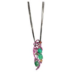 Broche et collier à pendentifs en émeraude naturelle et saphirs
