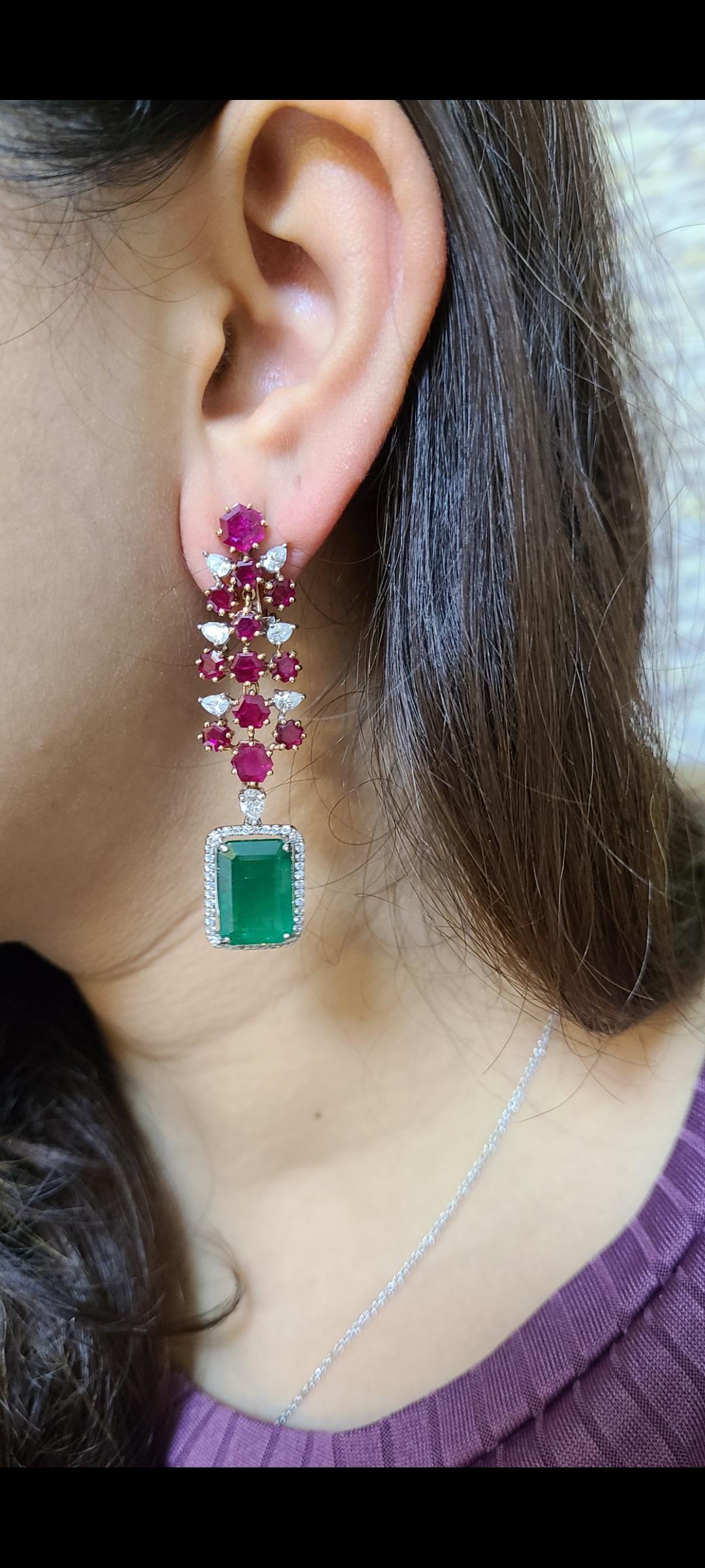 Natural Emerald and Un-Heat Ruby Earrings Set in 18 Karat Gold In New Condition In Hong Kong, HK