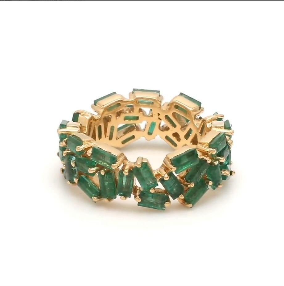 Taglio smeraldo Anello eternità con smeraldo naturale baguette a zig zag in oro 18 carati in vendita