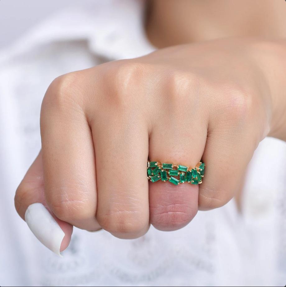 Anello eternità con smeraldo naturale baguette a zig zag in oro 18 carati In condizioni Nuovo in vendita a jaipur, IN
