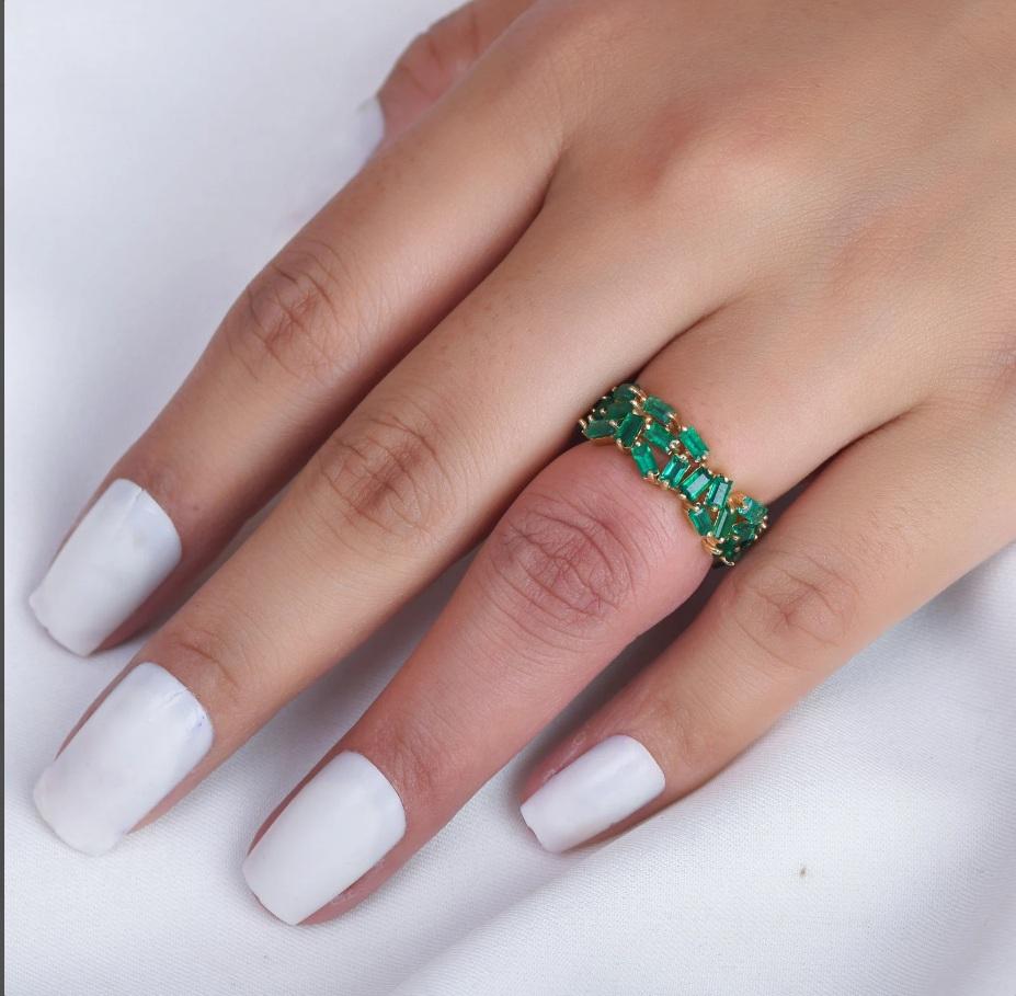 Anello eternità con smeraldo naturale baguette a zig zag in oro 18 carati in vendita 1