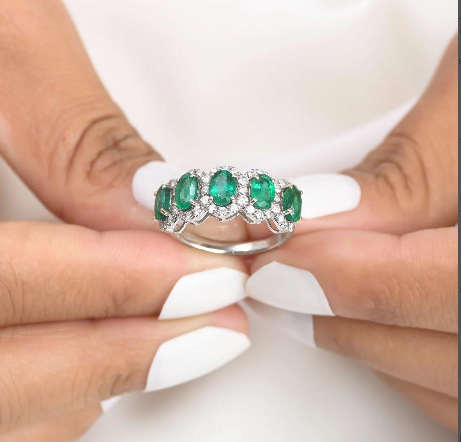 Taglio Asscher Anello a fascia con smeraldo naturale e diamanti in oro 18 carati in vendita
