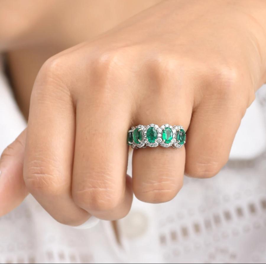 Anello a fascia con smeraldo naturale e diamanti in oro 18 carati In condizioni Nuovo in vendita a jaipur, IN