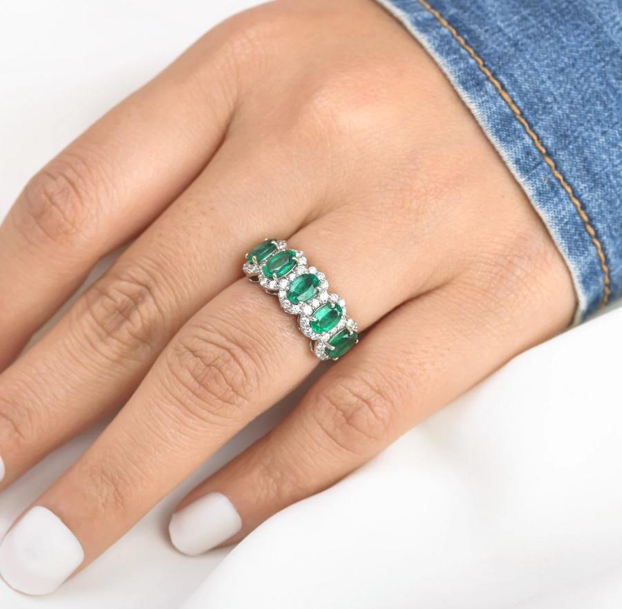 Donna Anello a fascia con smeraldo naturale e diamanti in oro 18 carati in vendita