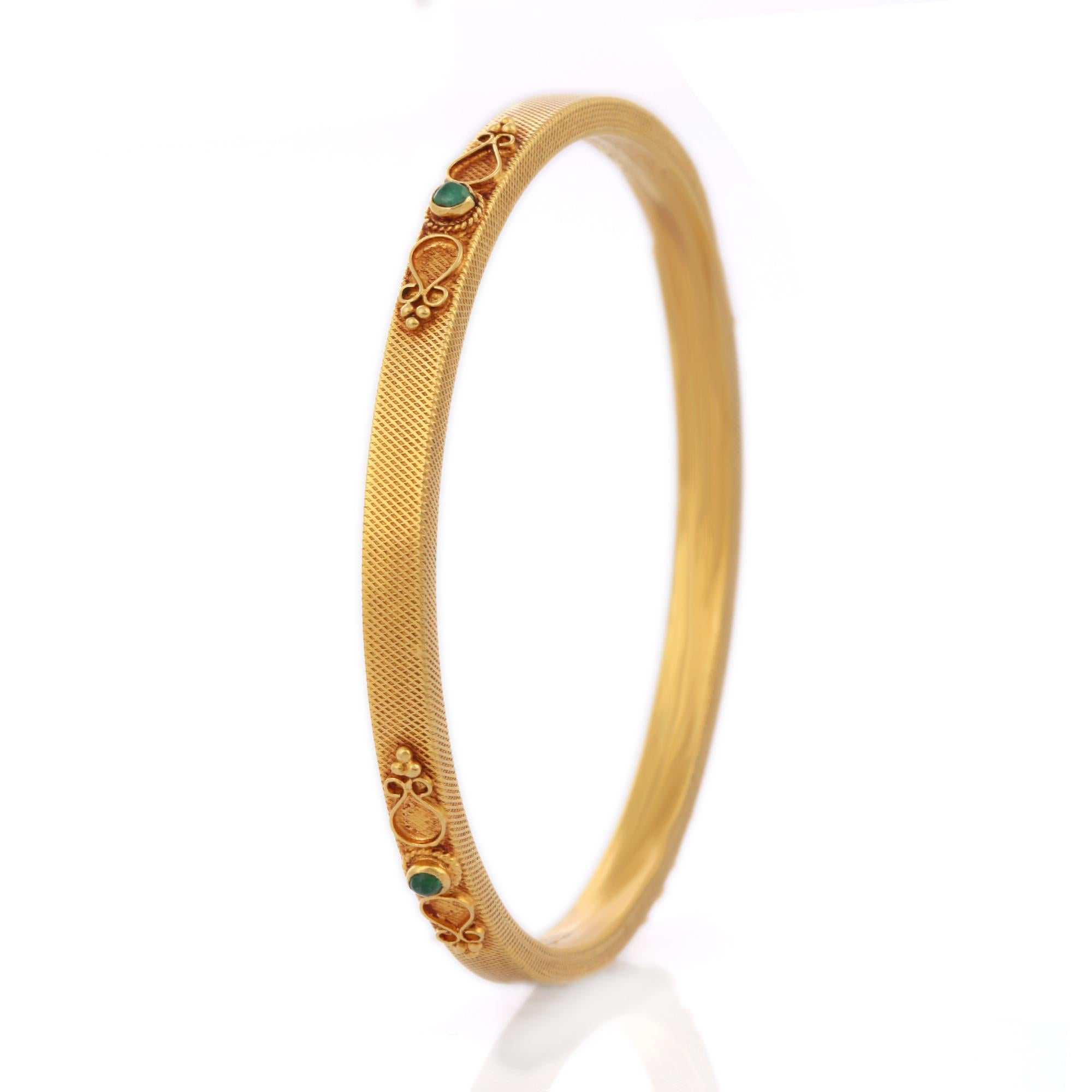 Art Deco Natural Emerald Bangle in 18K Solid Yellow Gold Traditional Engraving on Gold For Sale