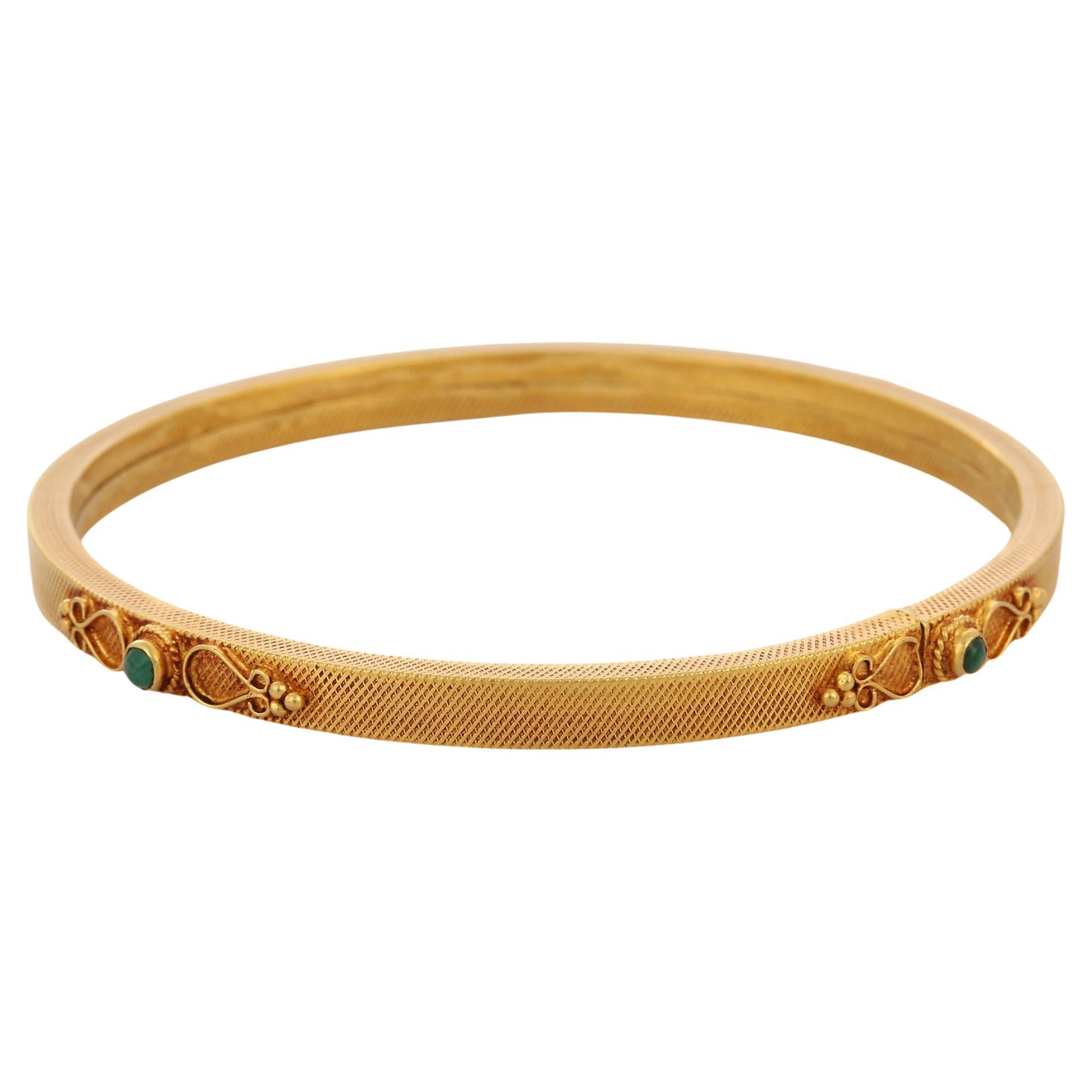 Natural Emerald Bangle in 18K Solid Yellow Gold Traditional Engraving on Gold For Sale