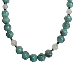 Collana di perline di smeraldo naturale con pietra di luna, onice e accenti di oro giallo