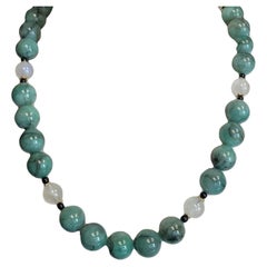Collana di perline di smeraldo naturale con pietra di luna, onice e accenti di oro giallo