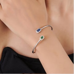 Pulsera tipo brazalete abierta con esmeralda natural, zafiro azul y diamantes en halo, en plata 925