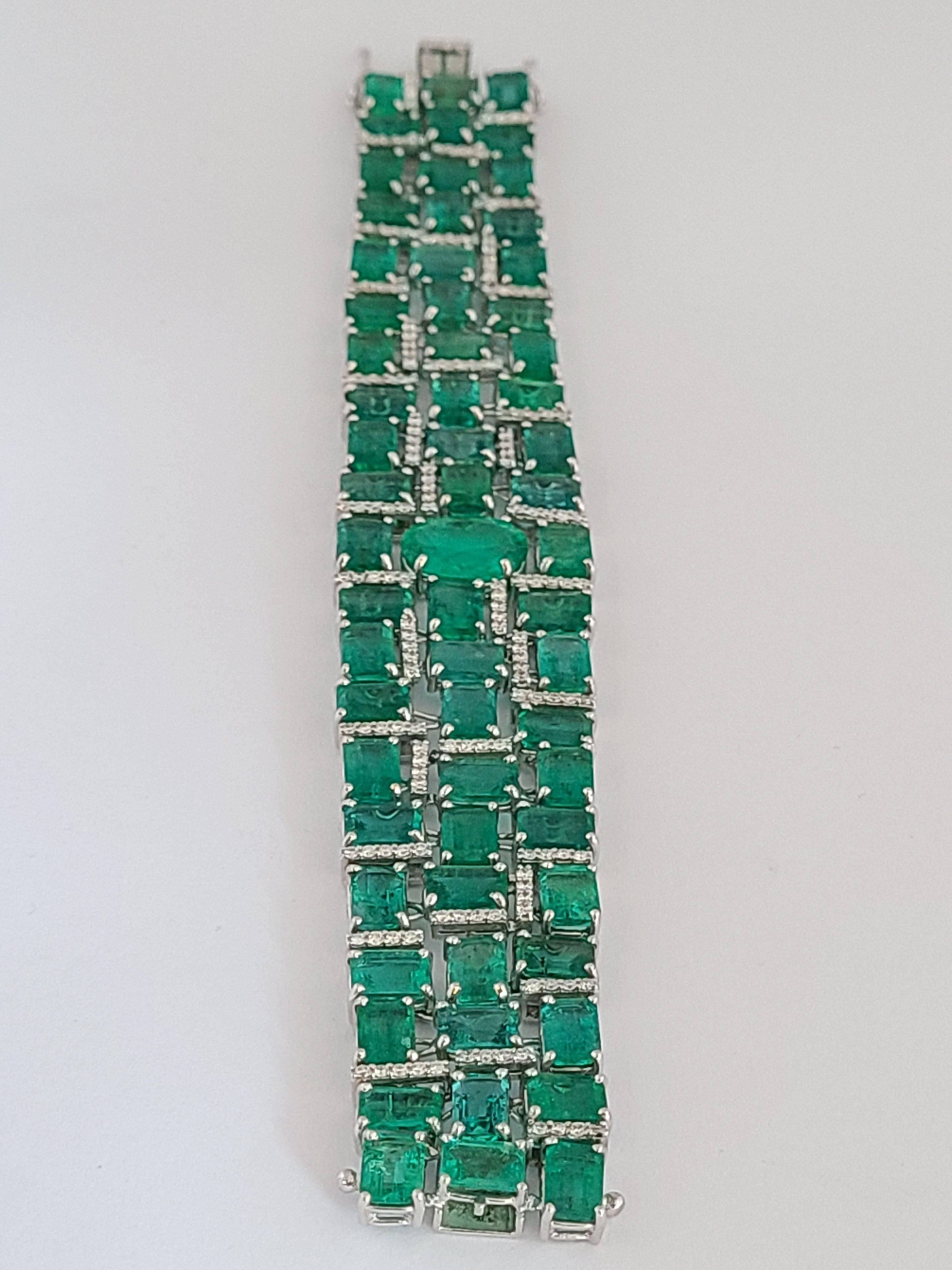 Natural Emerald Bracelet Set in 18 Karat Gold with Natural Diamonds In New Condition In Hong Kong, HK