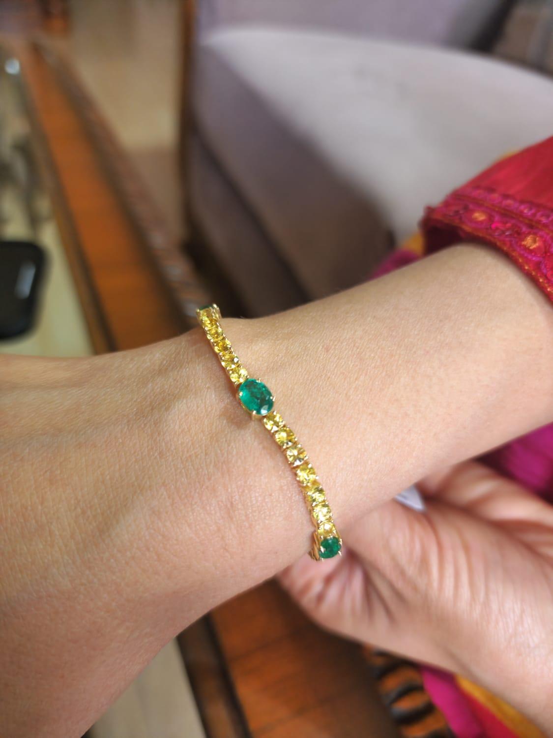 Natural Emerald Bracelet with 2.60 Cts Emerald & Yellow Sapphire 6.00 Cts 18k In New Condition For Sale In New York, NY