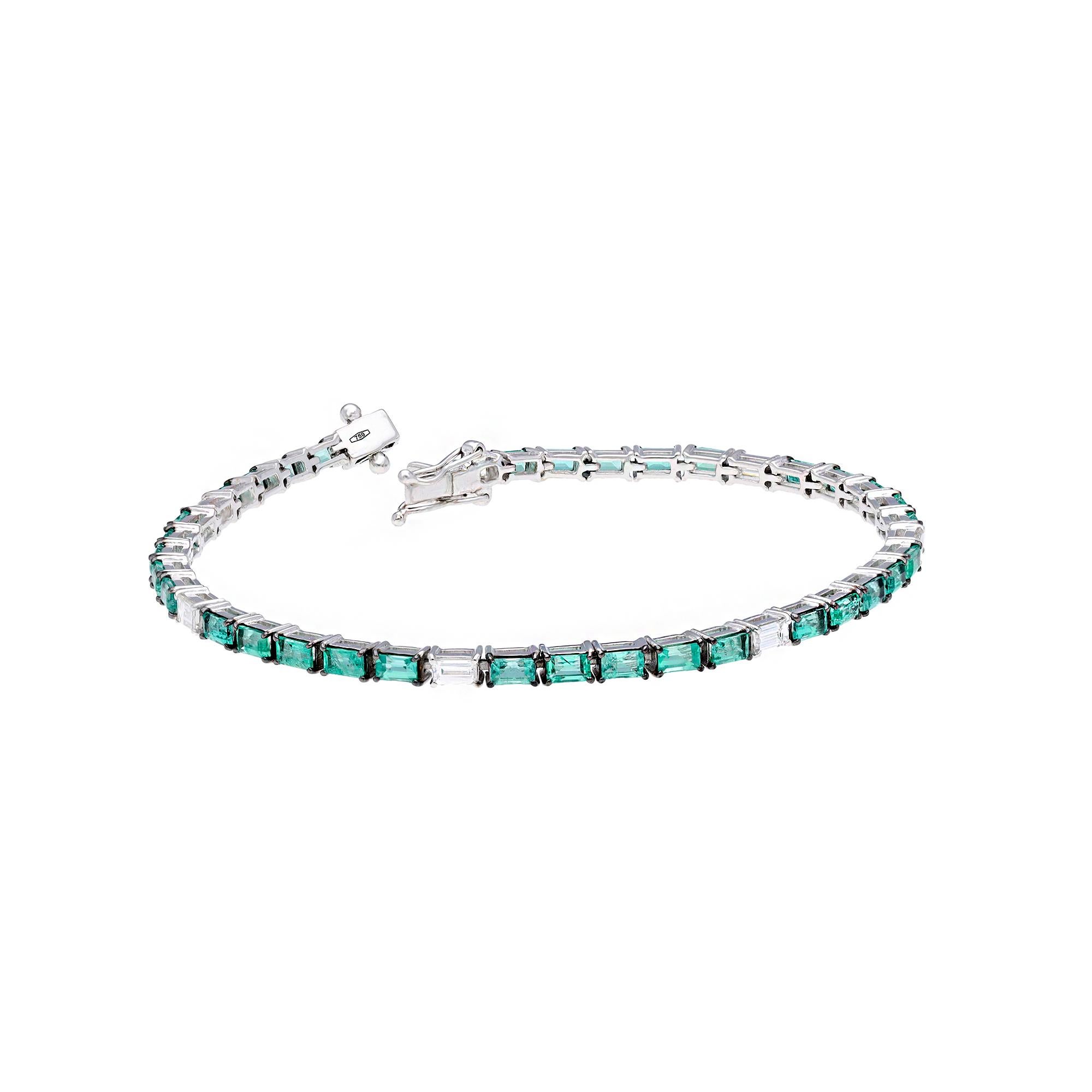 Il s'agit d'une nature  Bracelet d'émeraudes avec diamants et or 18k. Les émeraudes sont de très haute qualité et les diamants de très bonne qualité. La pureté est VSI et la couleur G.


Émeraudes : 3,47 carats
diamants : 0,63 carats
or : 7,12