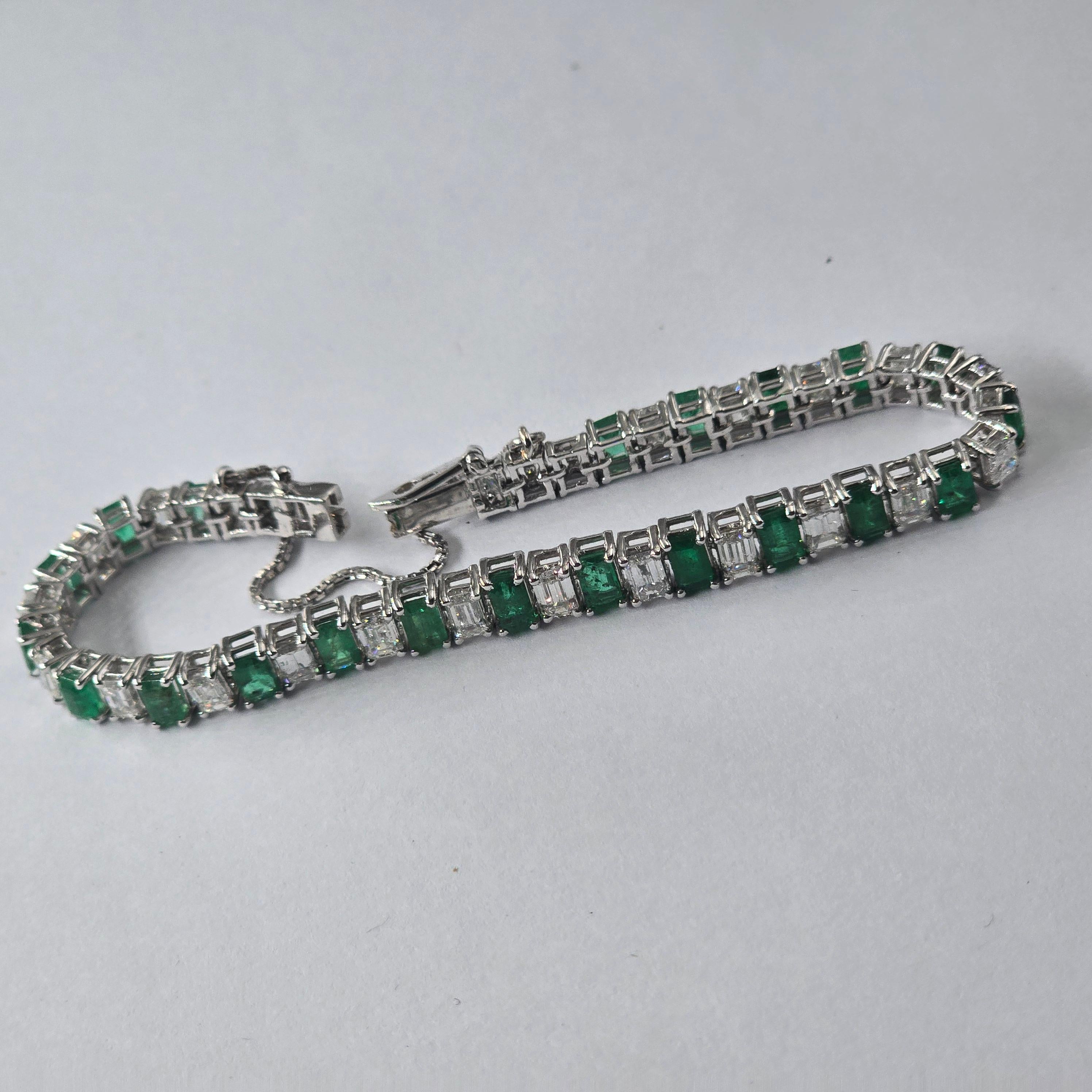 Mixed Cut Natural emerald bracelet with diamond and 14k gold For Sale