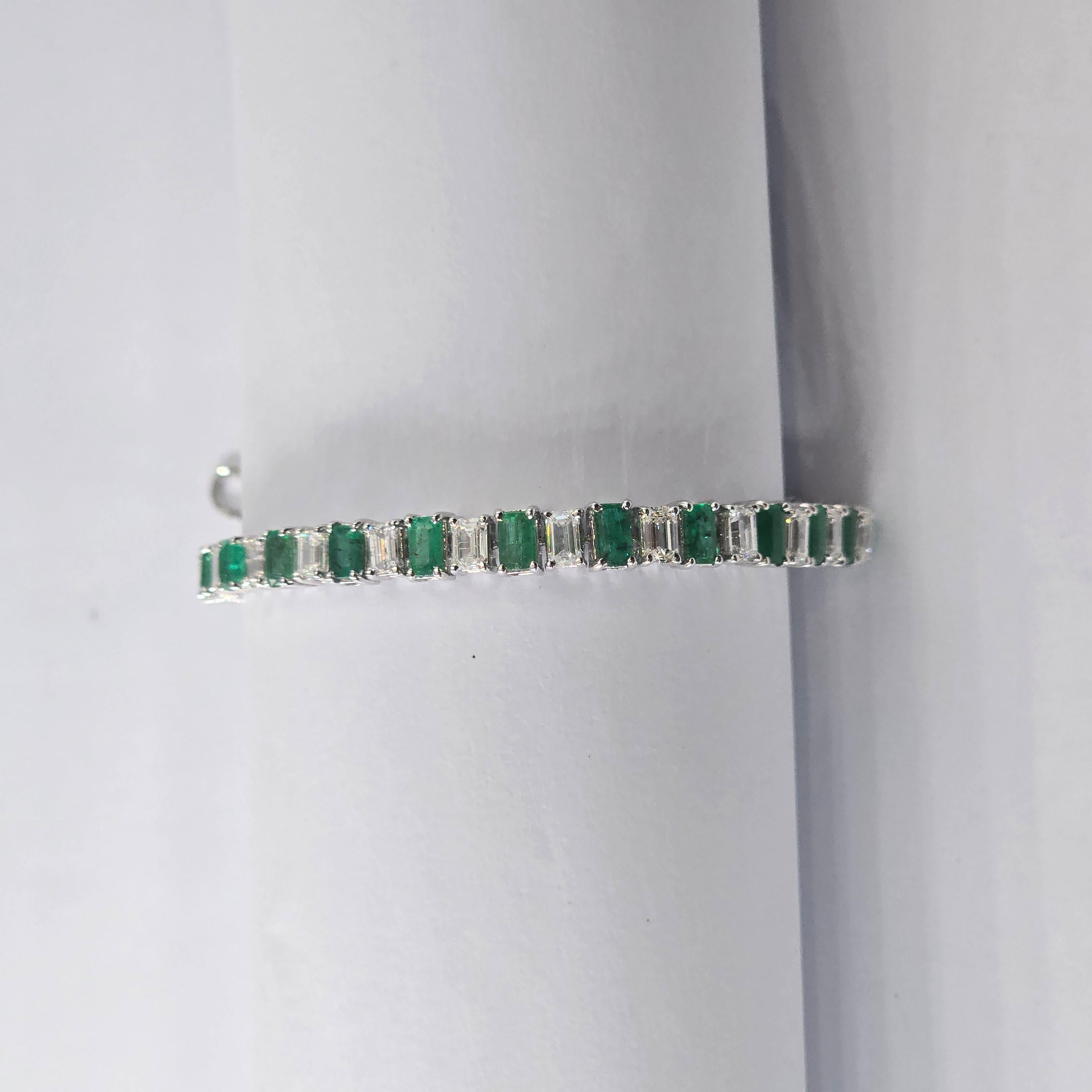 Women's Natural emerald bracelet with diamond and 14k gold For Sale