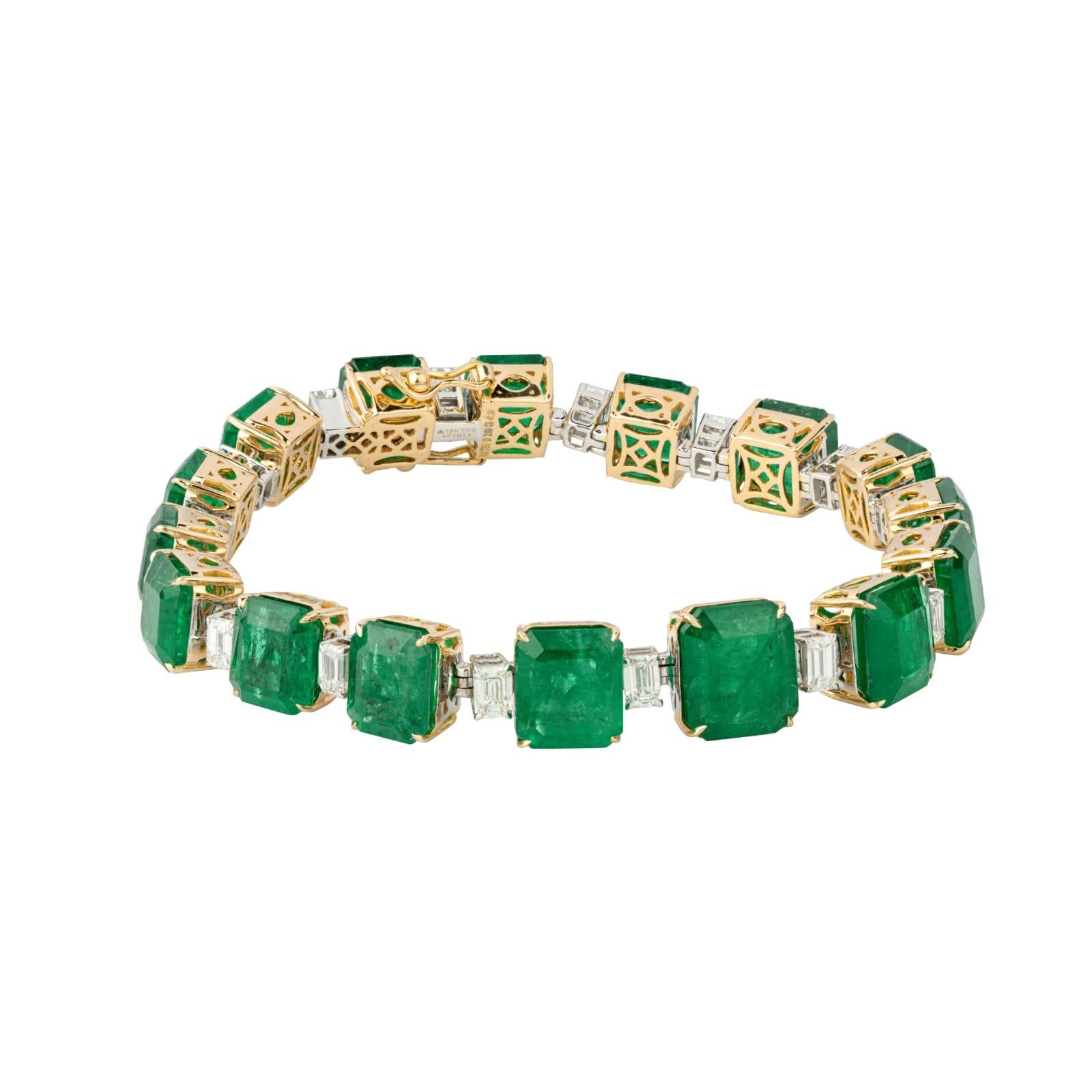 Mixed Cut Natural emerald bracelet with diamond in 18k gold For Sale