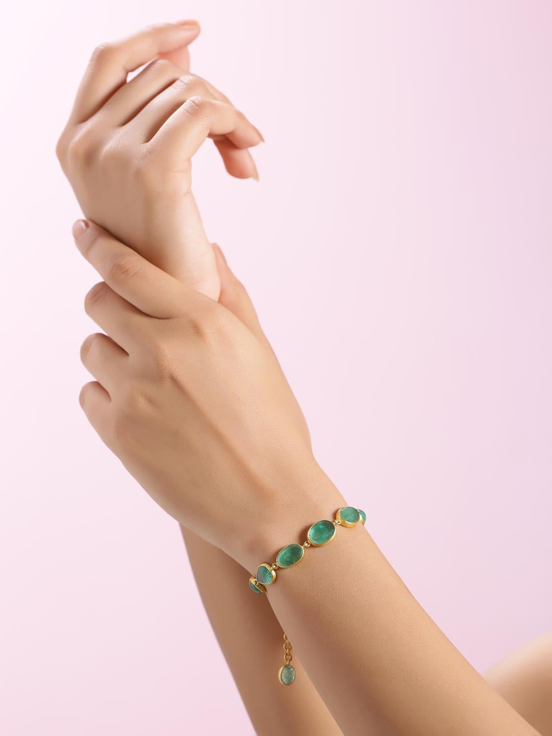 Pulsera de cabujón de esmeralda natural hecha a mano en oro amarillo de 22 quilates Moderno en venta