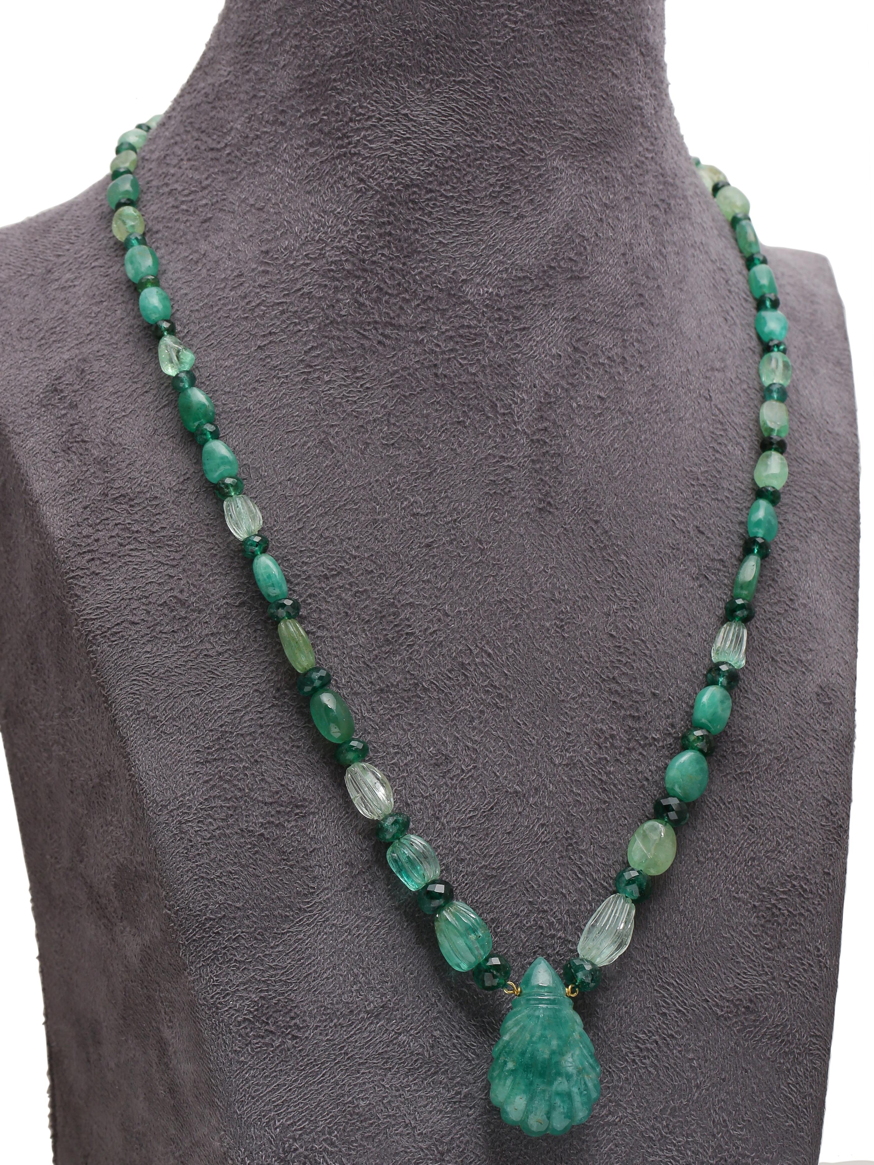 Art Deco Natural Emerald Carved Beaded Necklace with 18 Karat Gold Clasp For Sale