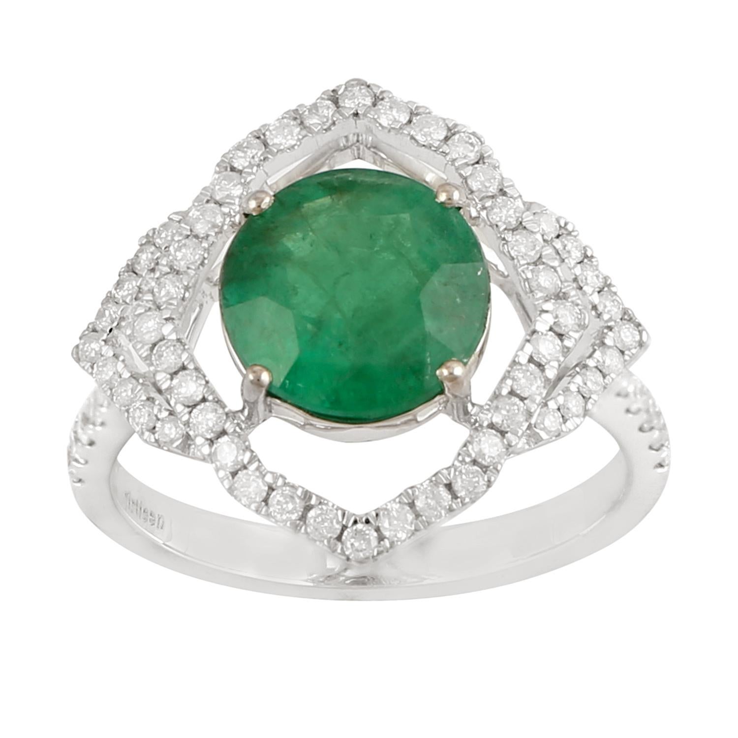 Natural Emerald Cocktail Ring With Halo Diamonds Made In 18K White Gold In New Condition For Sale In New York, NY