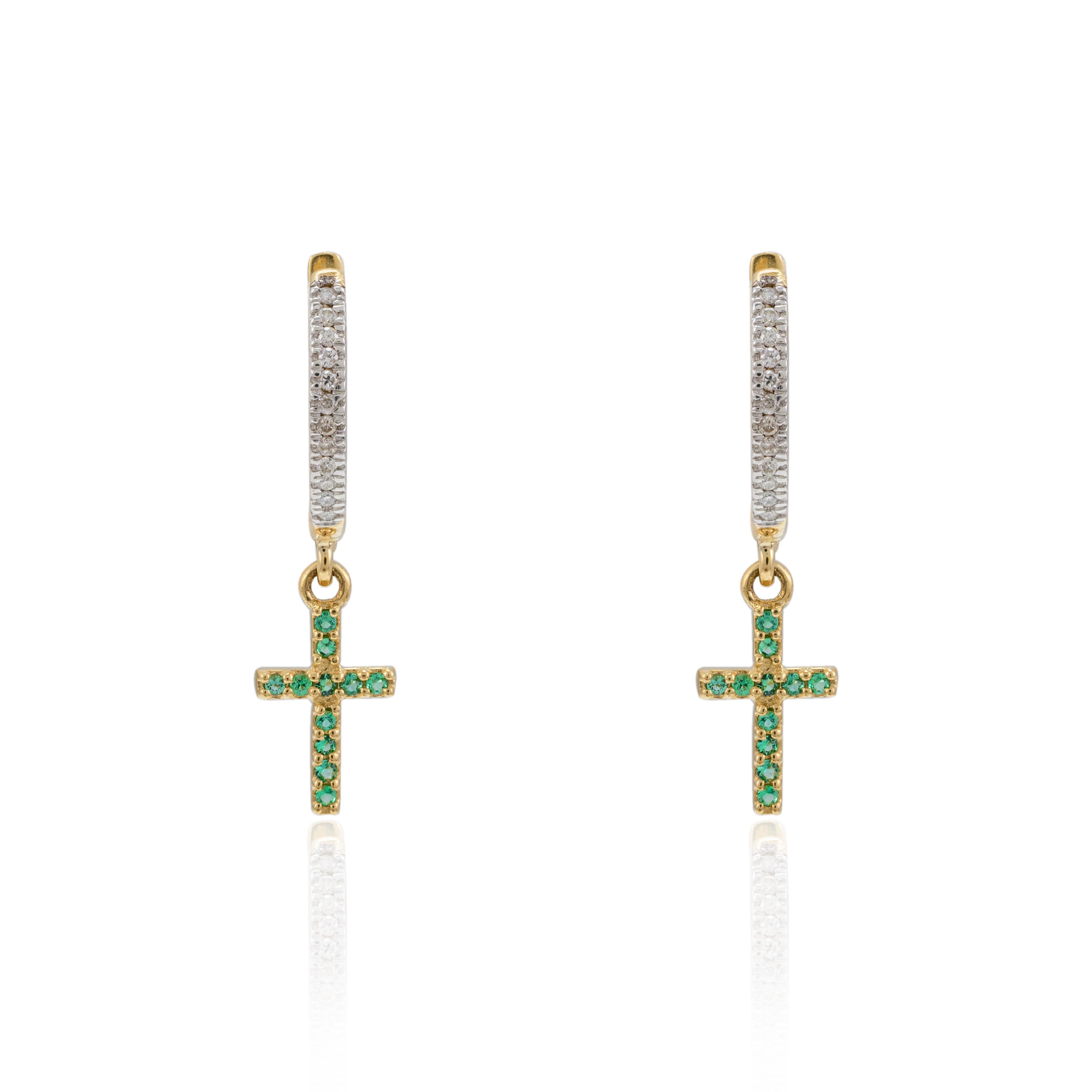 Natural Emerald Cross Dangle Charm Hoops 18k Yellow Gold Unisex Gifts In New Condition For Sale In New York, NY