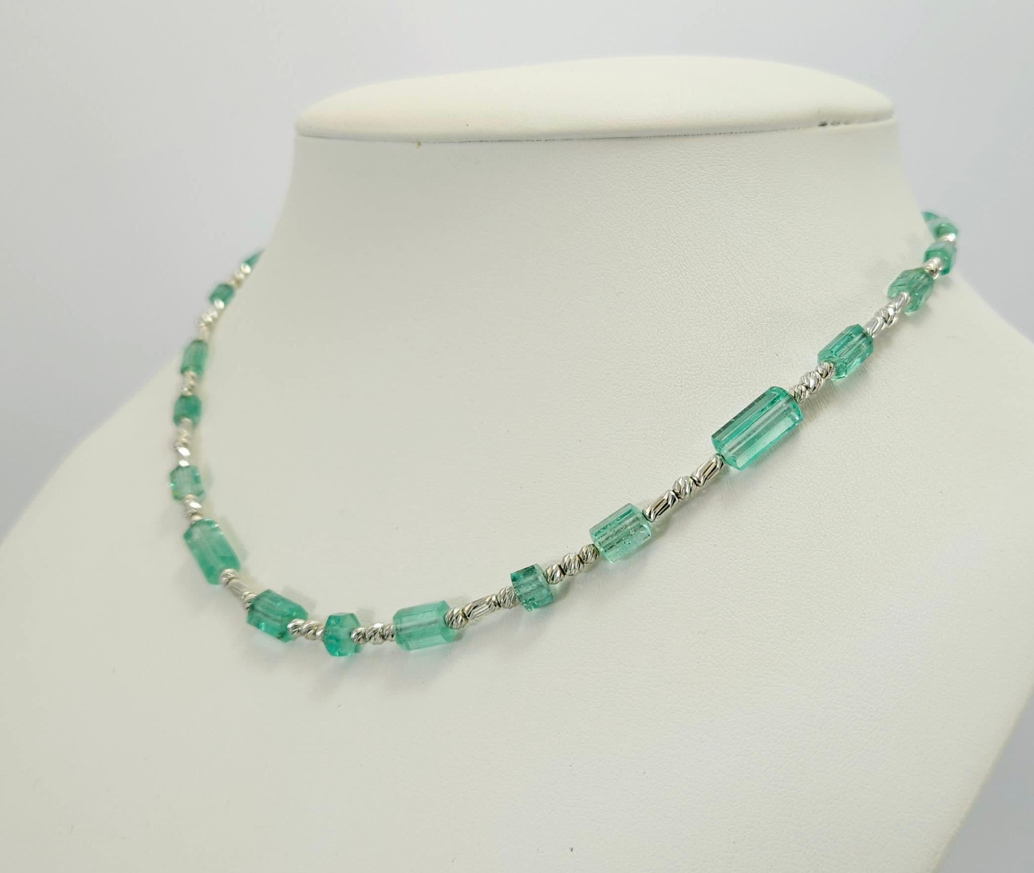 Natural Emerald Crystal Bead Necklace with 18 Carat White Gold In New Condition For Sale In Kirschweiler, DE