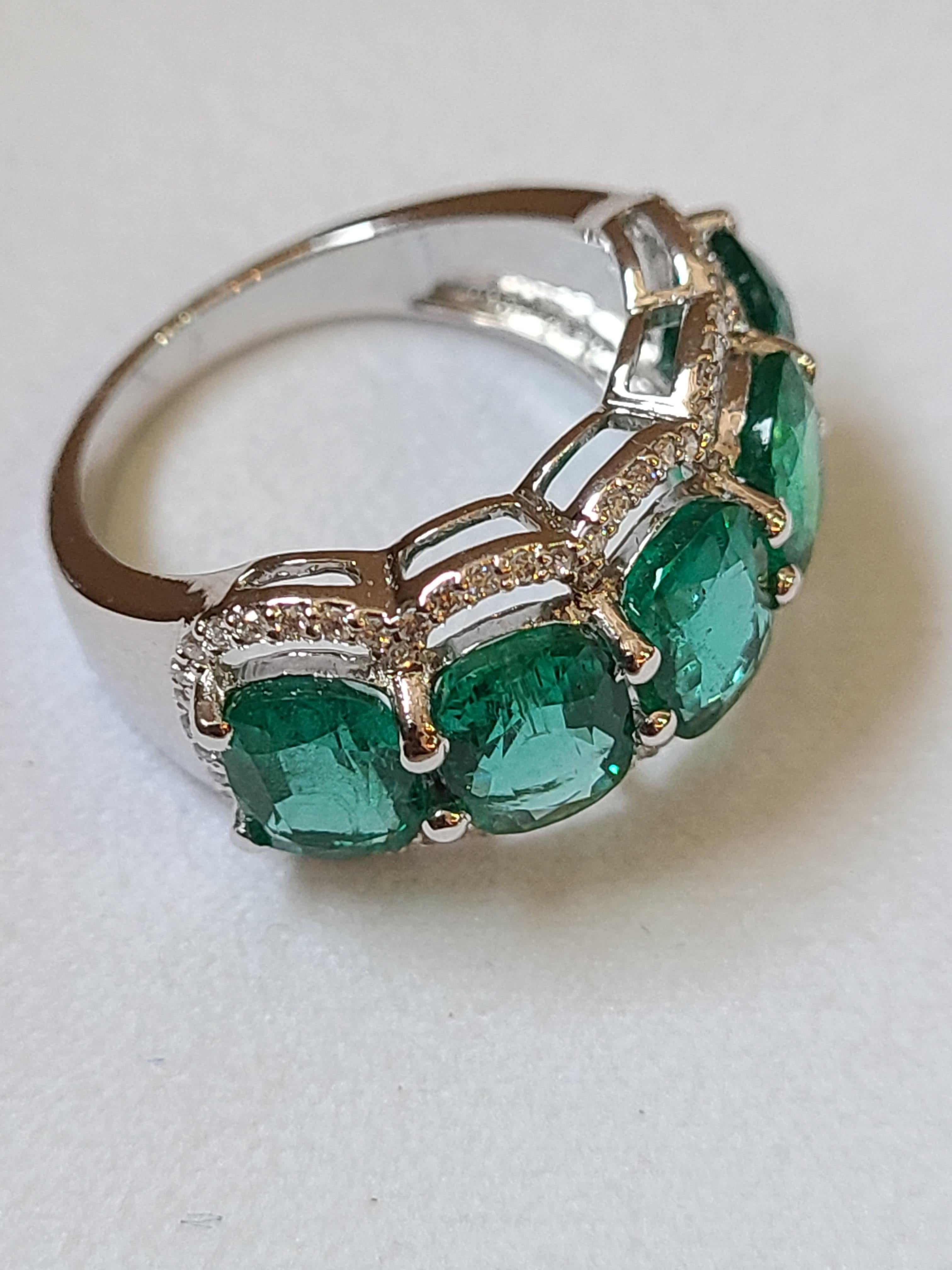 Natural Emerald Cushion Ring Set in 18 Karat Gold with Diamonds In New Condition In Hong Kong, HK