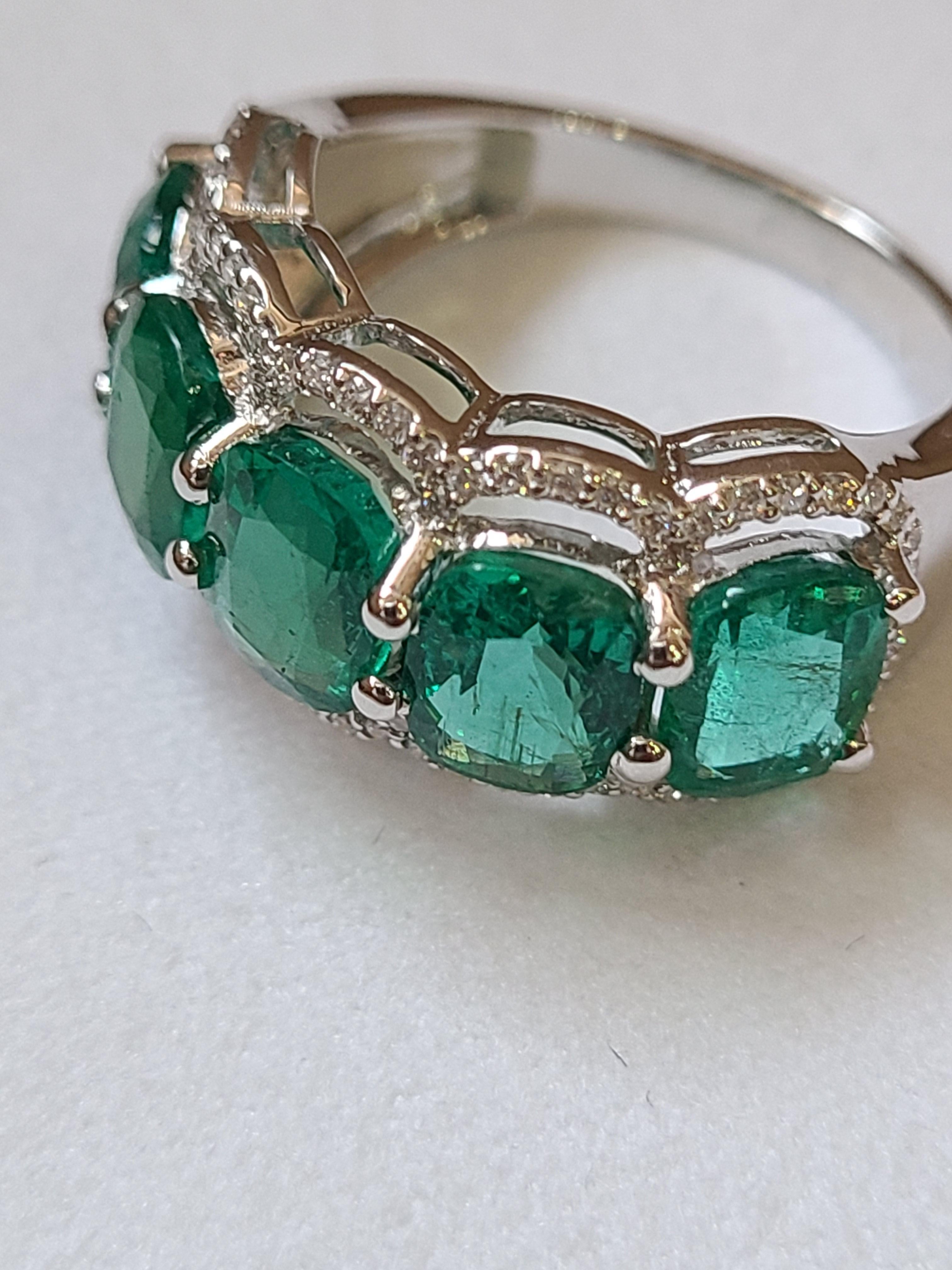 Women's or Men's Natural Emerald Cushion Ring Set in 18 Karat Gold with Diamonds