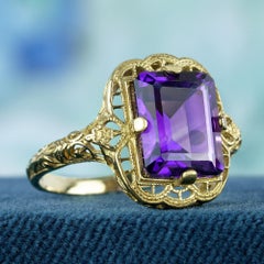 Filigraner Ring aus massivem 9 Karat Gelbgold mit natürlichem Amethyst im Smaragdschliff im Vintage-Stil