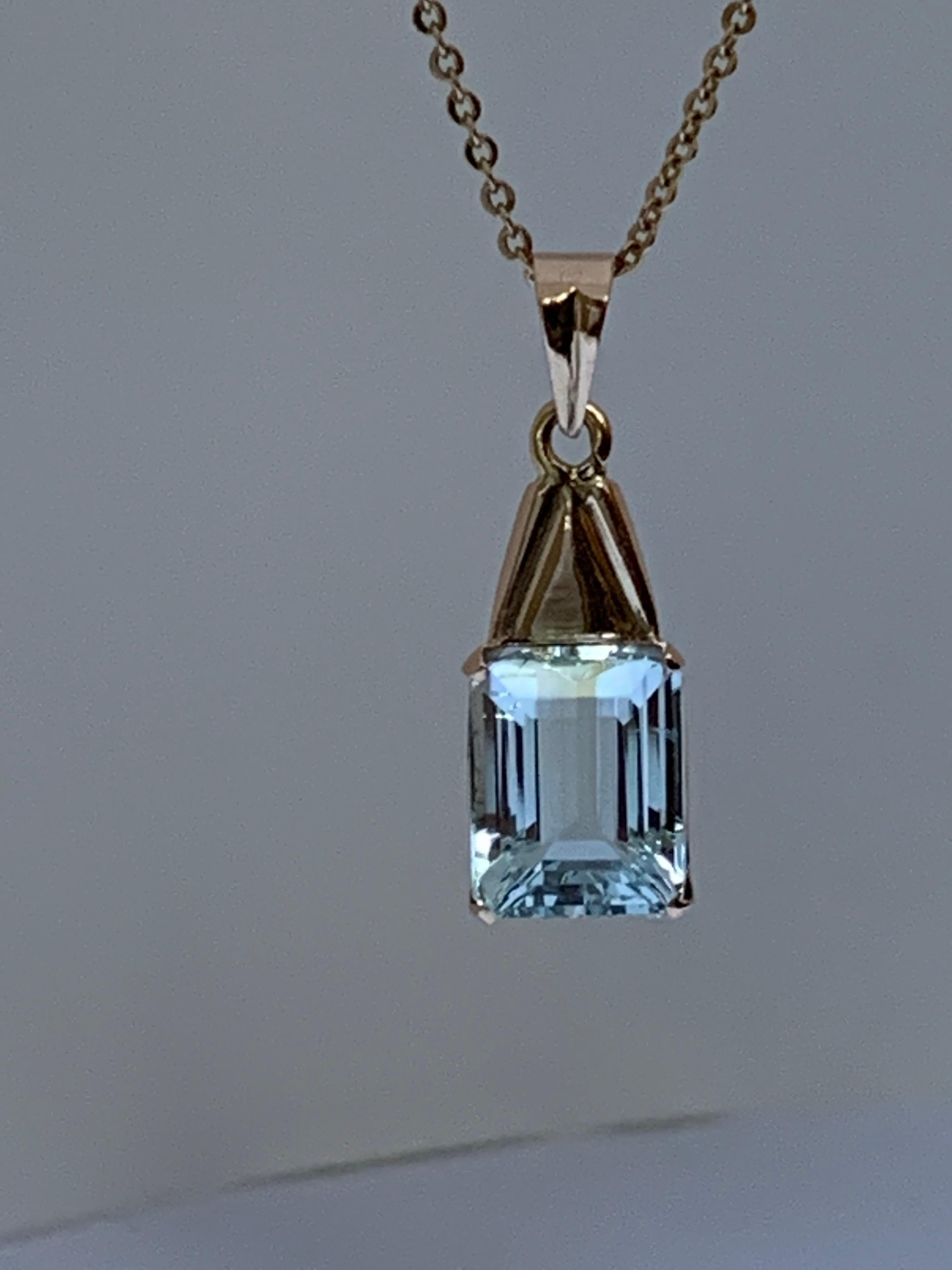Natural Emerald Cut Aquamarine Pendant Set in 14 Karat Gold In New Condition For Sale In Trumbull, CT