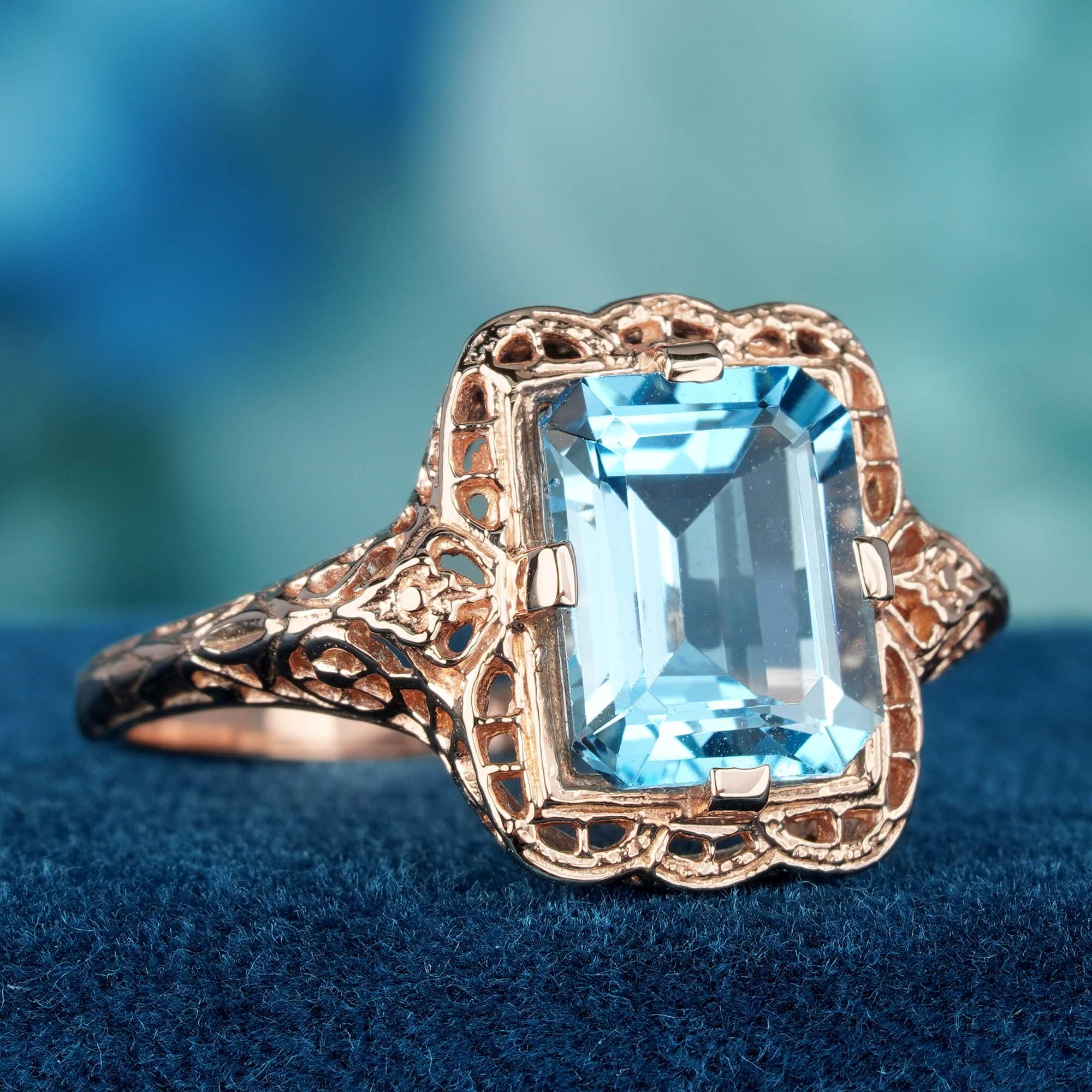 Unser exquisiter Ring ist aus massivem Roségold gefertigt und bietet sowohl Eleganz als auch Haltbarkeit. Mit einem fesselnden natürlichen Blautopas als Hauptstein, der beeindruckende 4,50 Karat im faszinierenden Smaragdschliff aufweist, während die