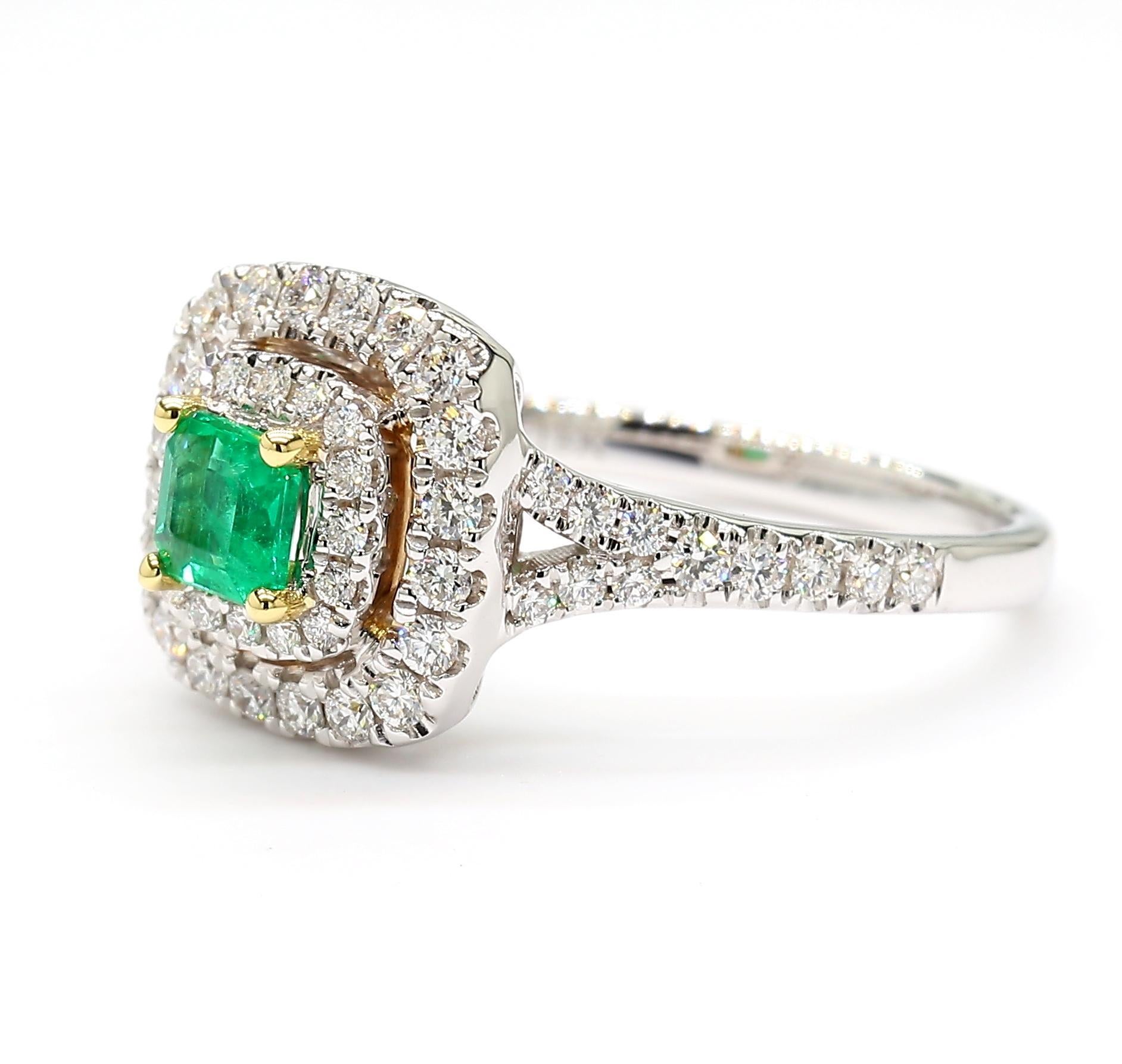 Der schöne Smaragdring von RareGemWorld. Montiert in einer schönen Fassung aus 18 Karat Weißgold mit einem natürlichen Smaragd im Smaragdschliff. Der Smaragd ist von natürlichen, runden weißen Diamanten umgeben. Dieser Ring wird Sie garantiert