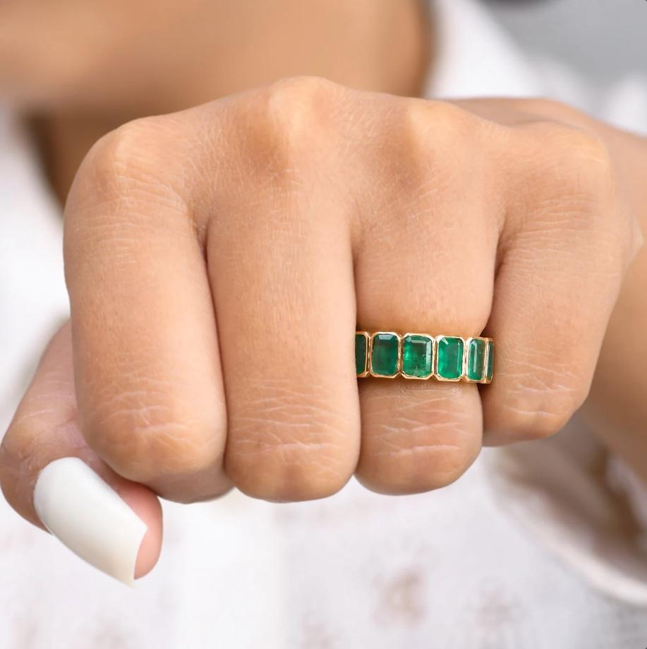Natürlicher Smaragdschliff Smaragd Ewigkeitsring 18k Gold im Angebot 1