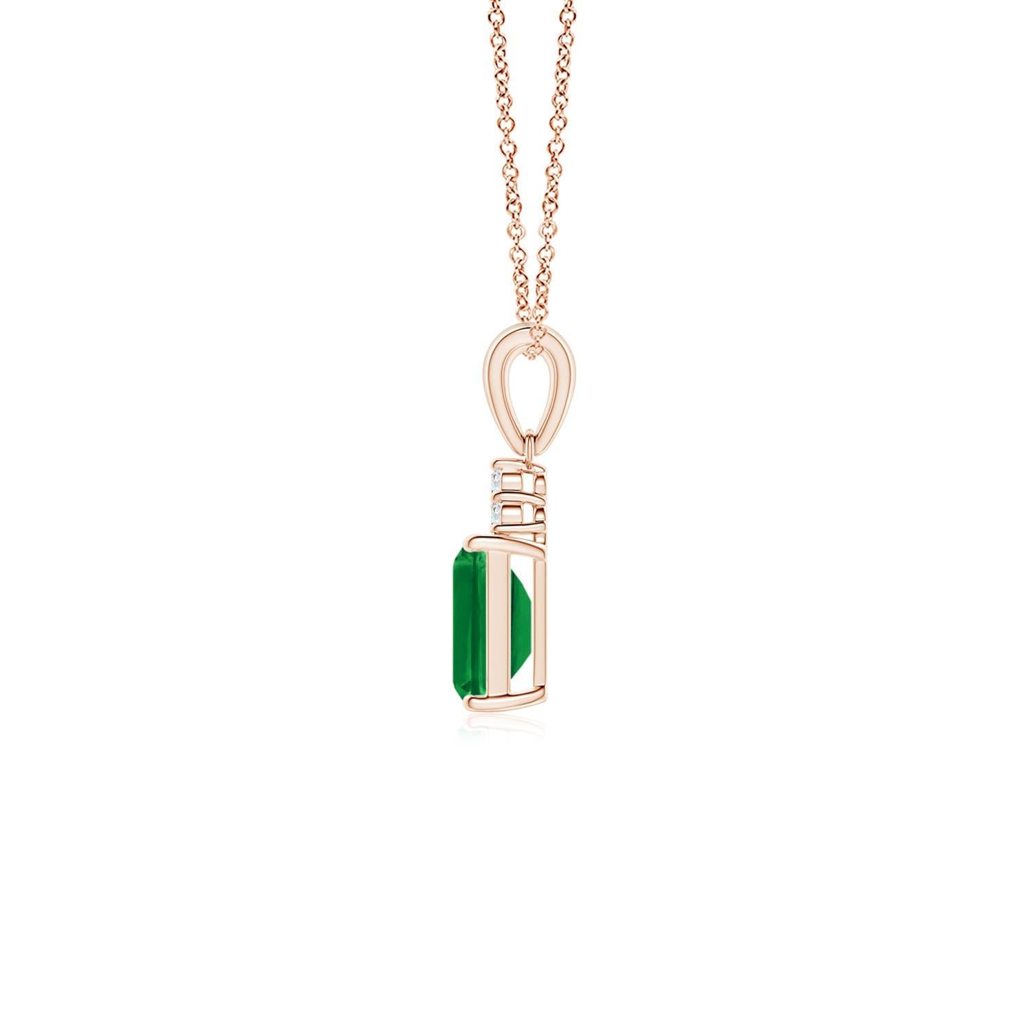 Ein atemberaubender Smaragd im Smaragdschliff sitzt hübsch in einer Vier-Zacken-Fassung, gekrönt von einem schimmernden Cluster aus Diamanten. Das satte Grün des Edelsteins wird durch die Brillanz der weißen Diamanten noch verstärkt. Dieser